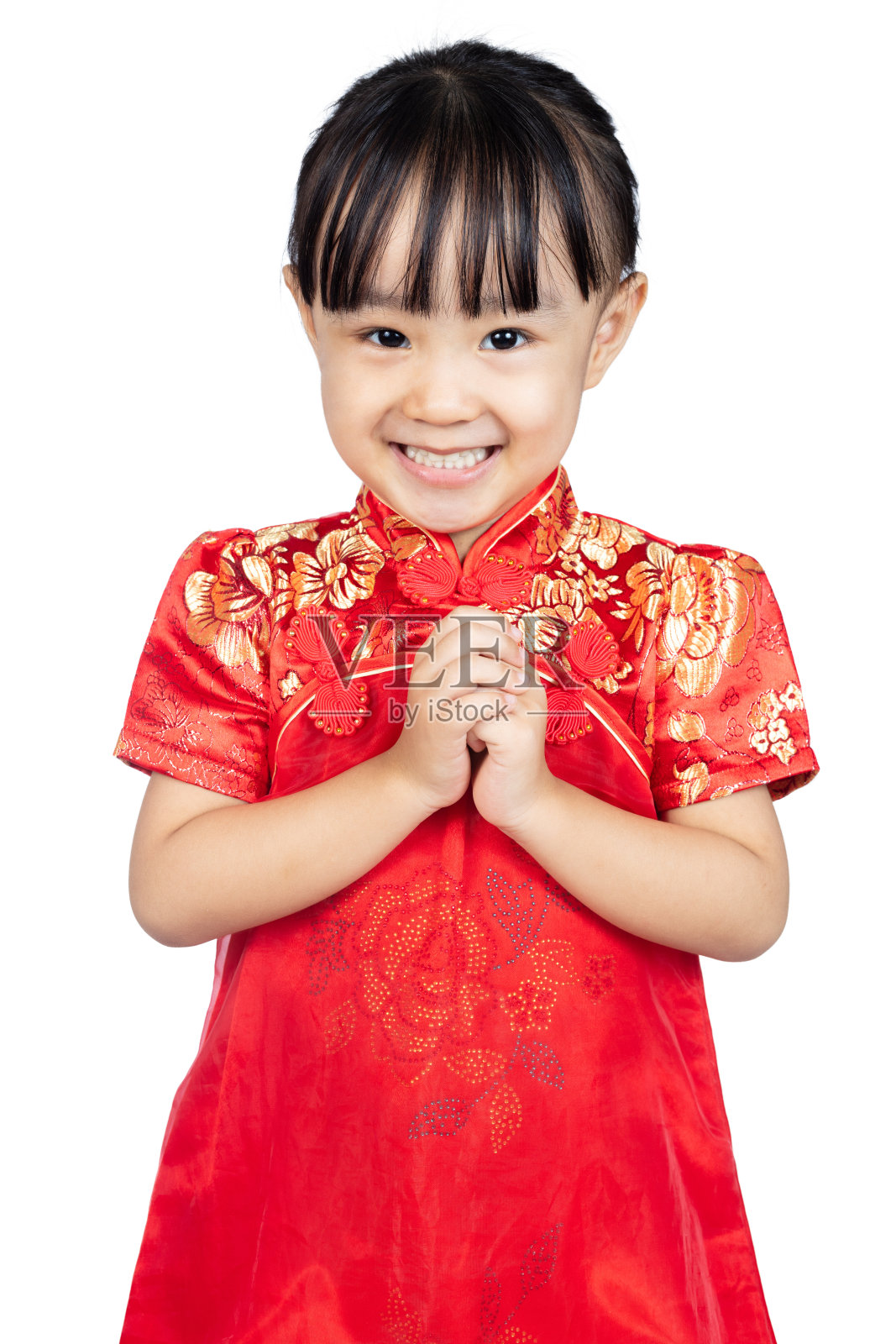 亚洲华人小女孩穿着旗袍，摆着问候的姿势庆祝中国新年照片摄影图片