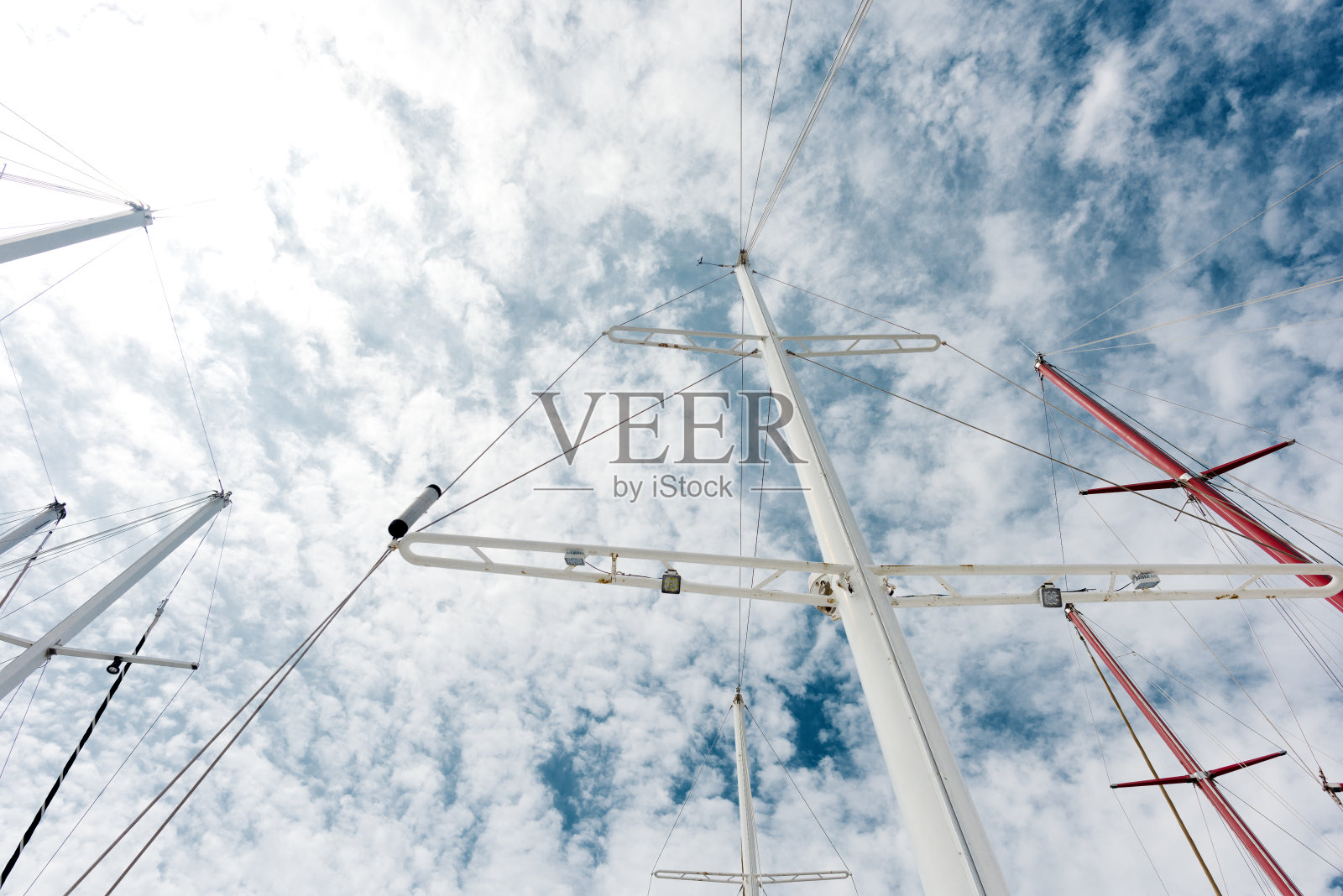 港口里游艇的背景。船在多云的天空中竖起桅杆照片摄影图片