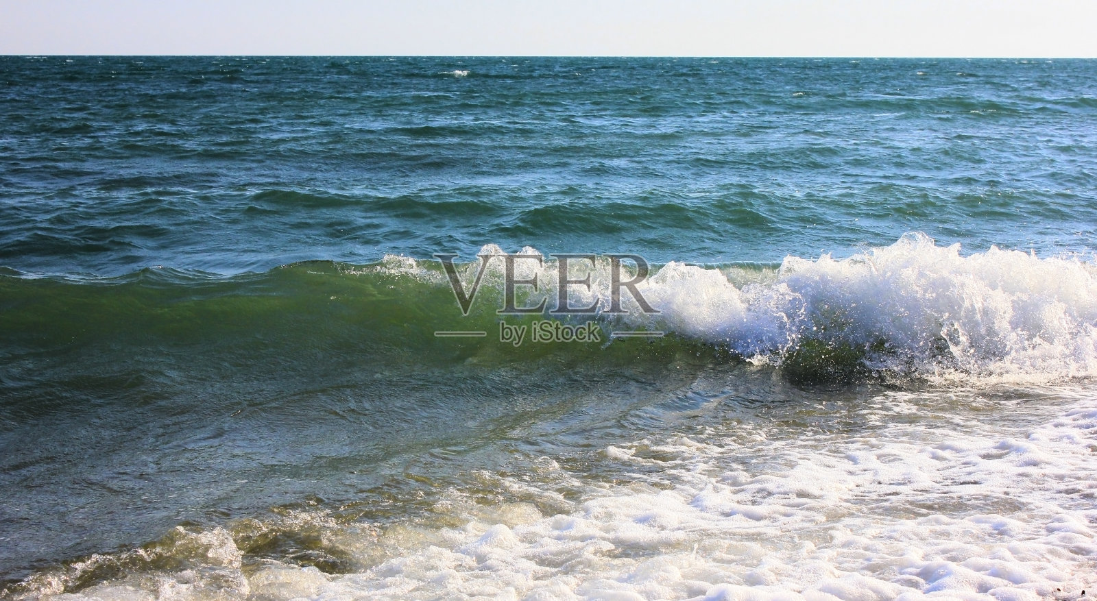海浪在蓝色的海岸照片摄影图片