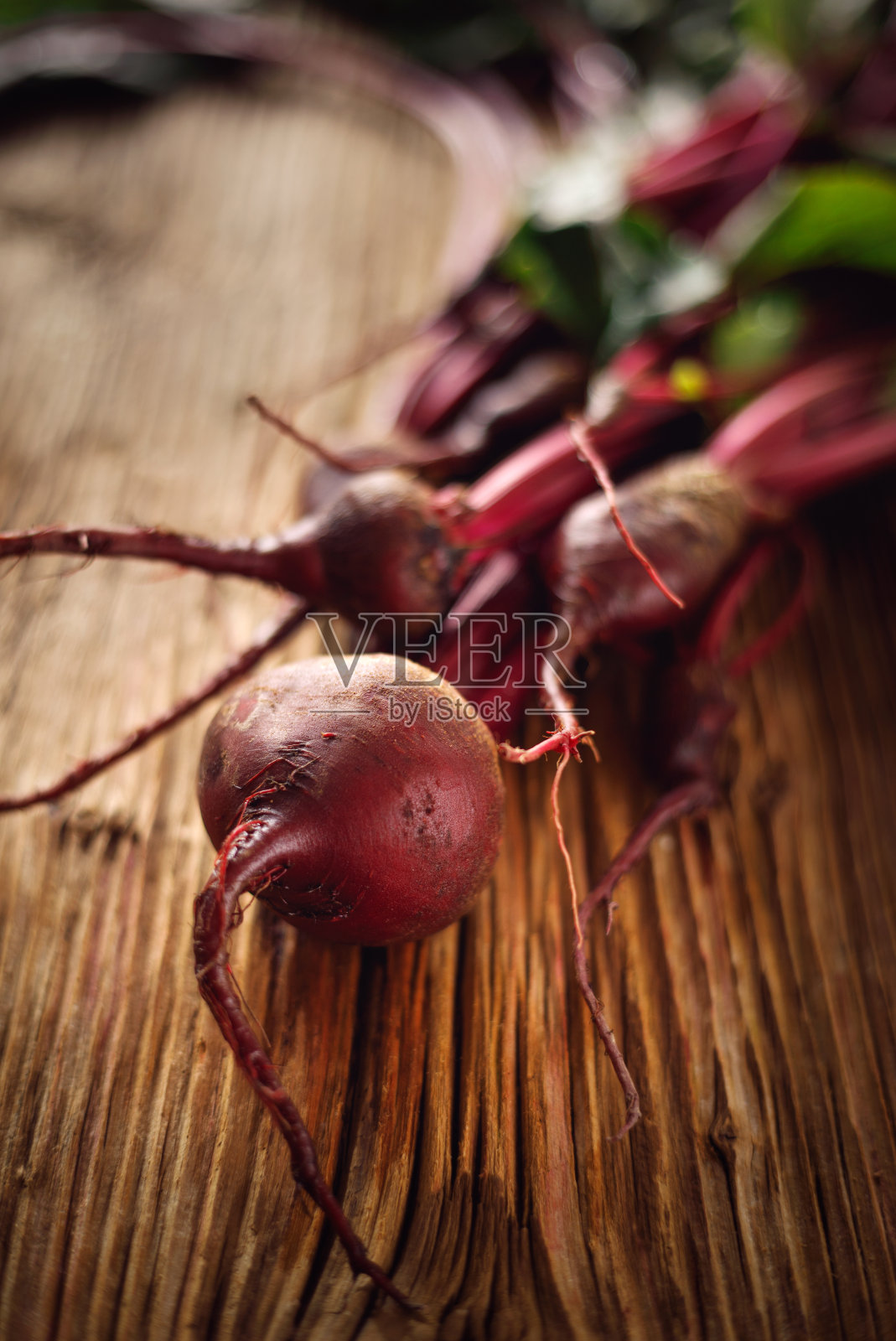 新鲜甜菜根，一束有机种植的红甜菜照片摄影图片