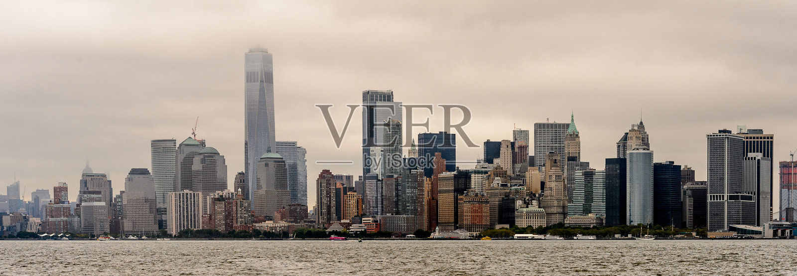 美丽的曼哈顿市中心全景在一个阴天，纽约，美国照片摄影图片