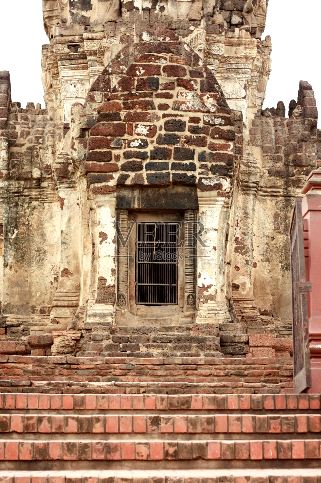 泰国佛塔老砖墙上的古佛像和低浮雕佛像艺术照片摄影图片