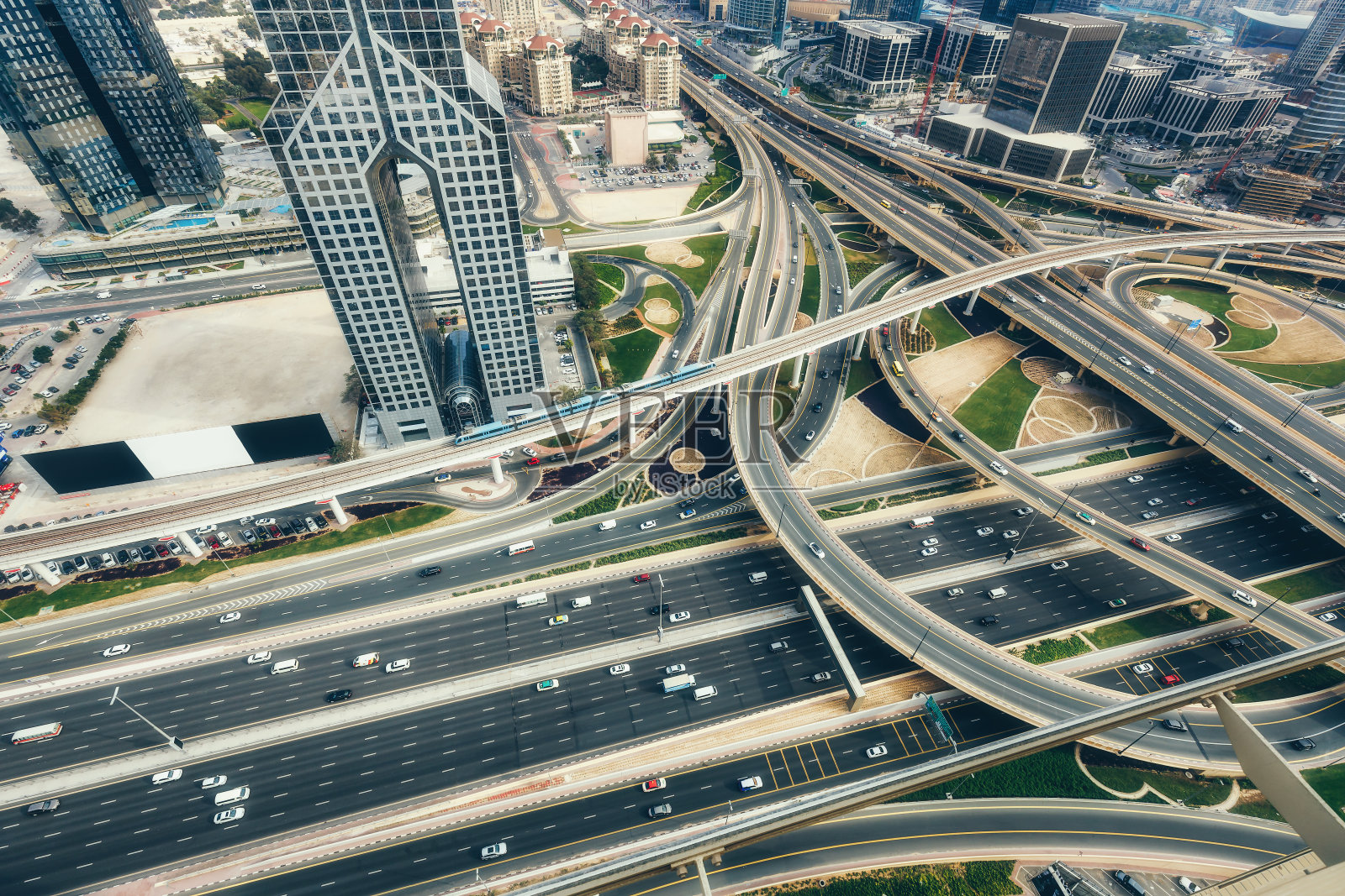 在日落时分，阿联酋迪拜的一个大公路交叉口的鸟瞰图。交通和通讯概念。照片摄影图片