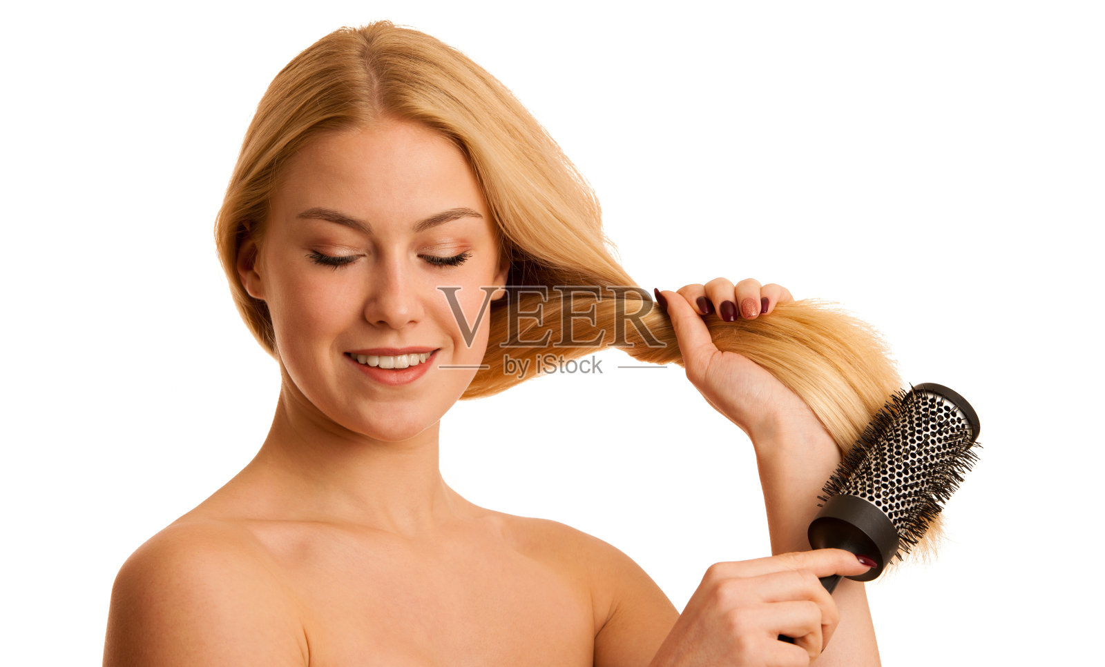 美丽的金发女人梳着她的头发作为头发护理的标志照片摄影图片