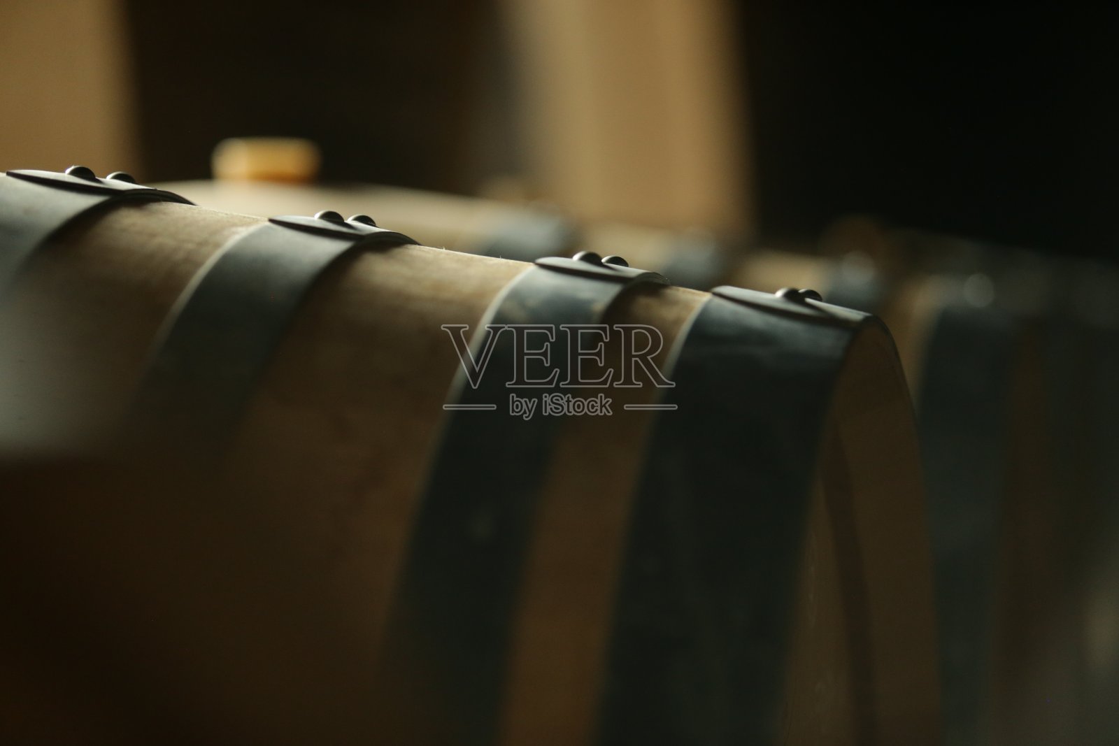 酒窖为葡萄酒，啤酒跑，和威士忌桶照片摄影图片
