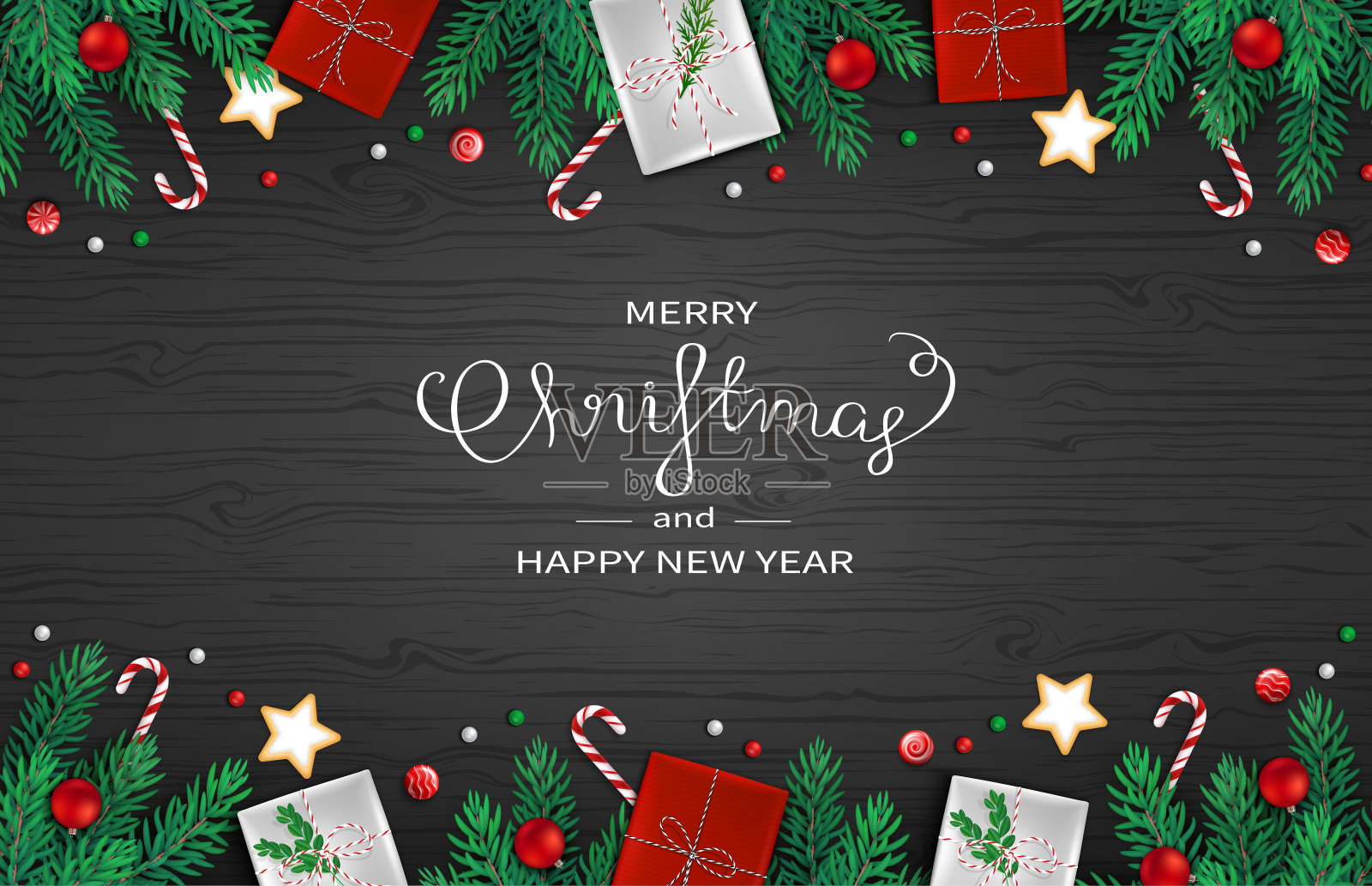 圣诞快乐和新年快乐水平网页横幅模板。节日装饰用冷杉树枝，礼物，糖果手杖，棒棒糖，球在黑色的木制背景。设计模板素材