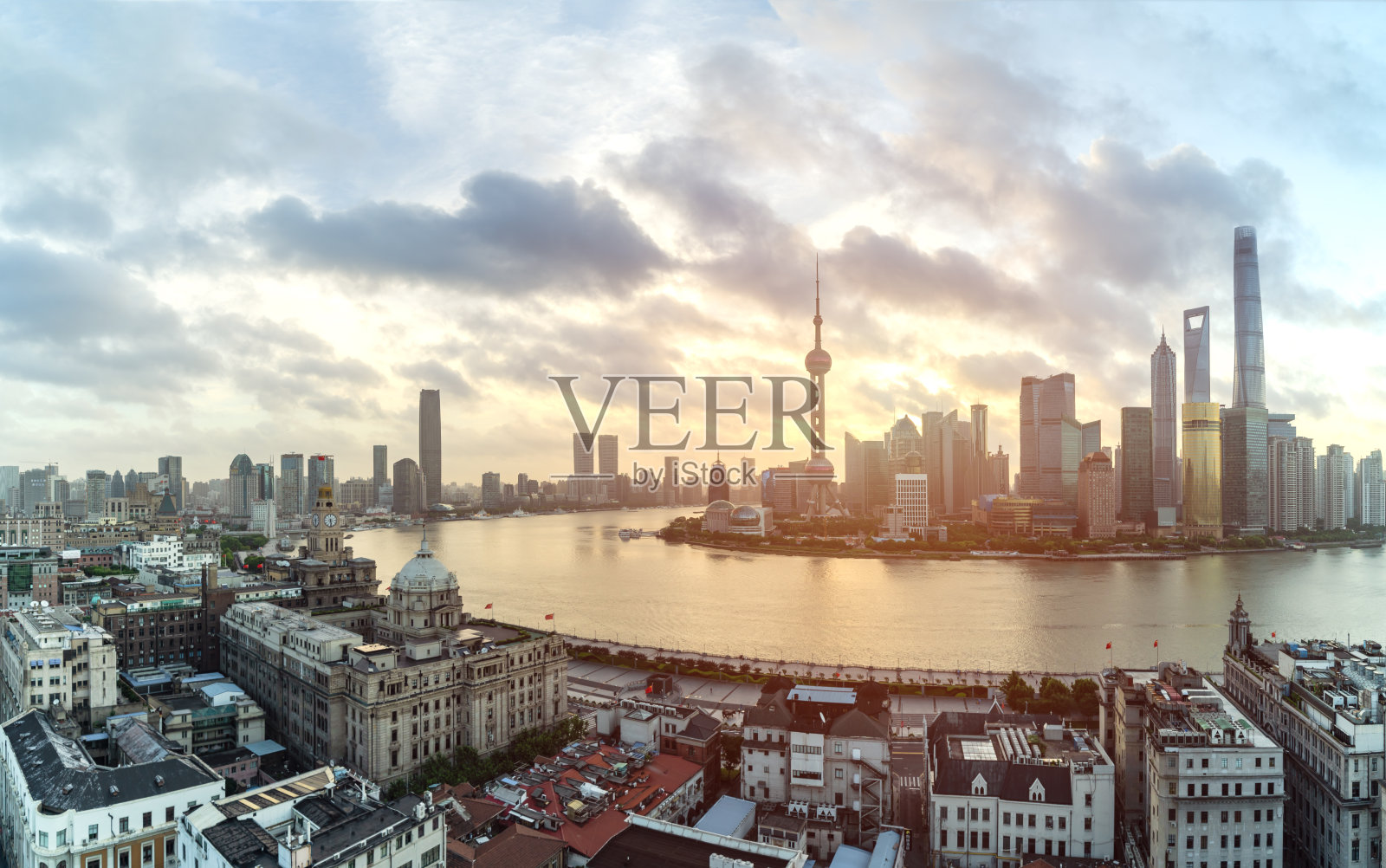 日出时的上海城市景观和天际线全景照片摄影图片