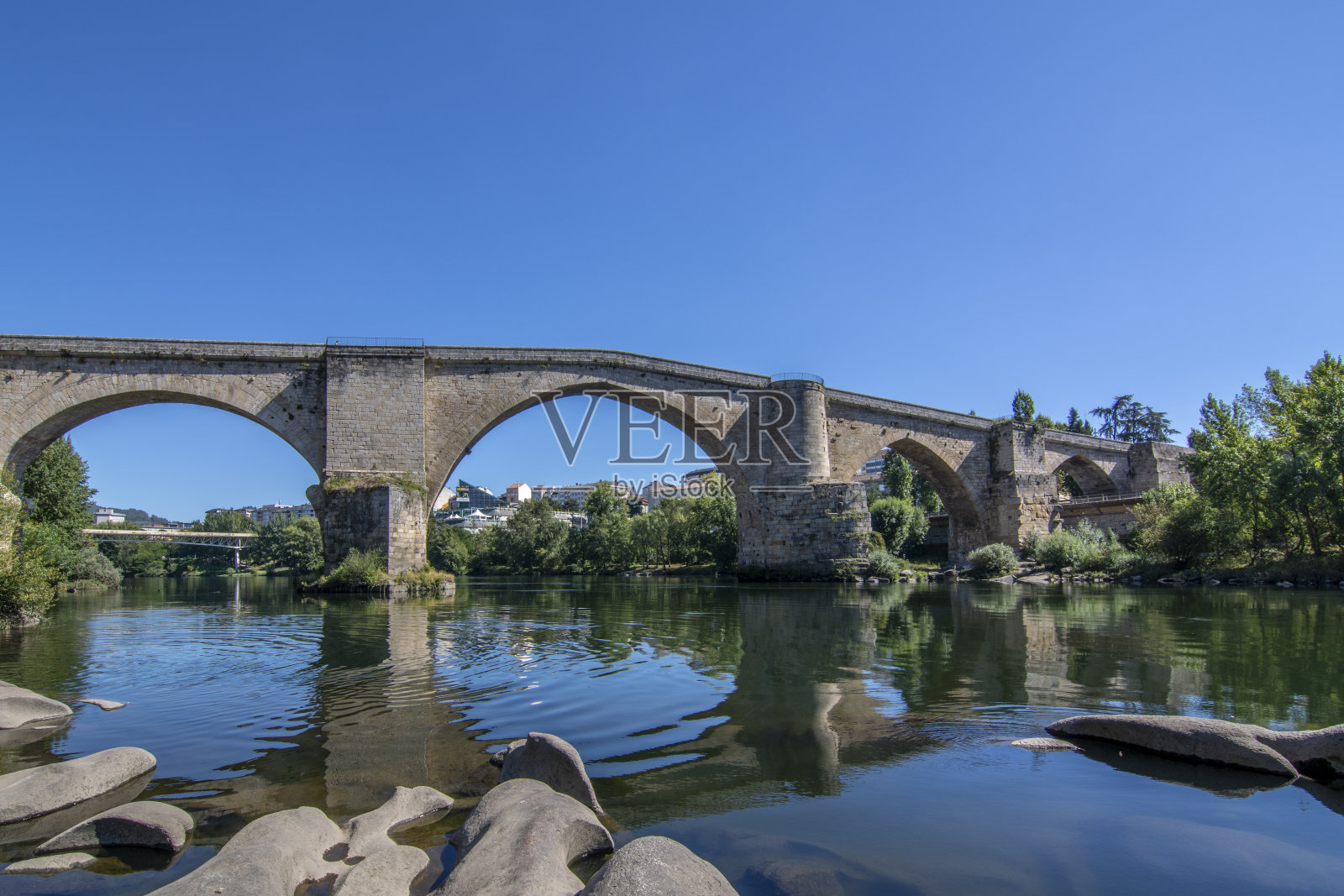罗马桥上的河Miño，因为它通过城市奥伦塞照片摄影图片