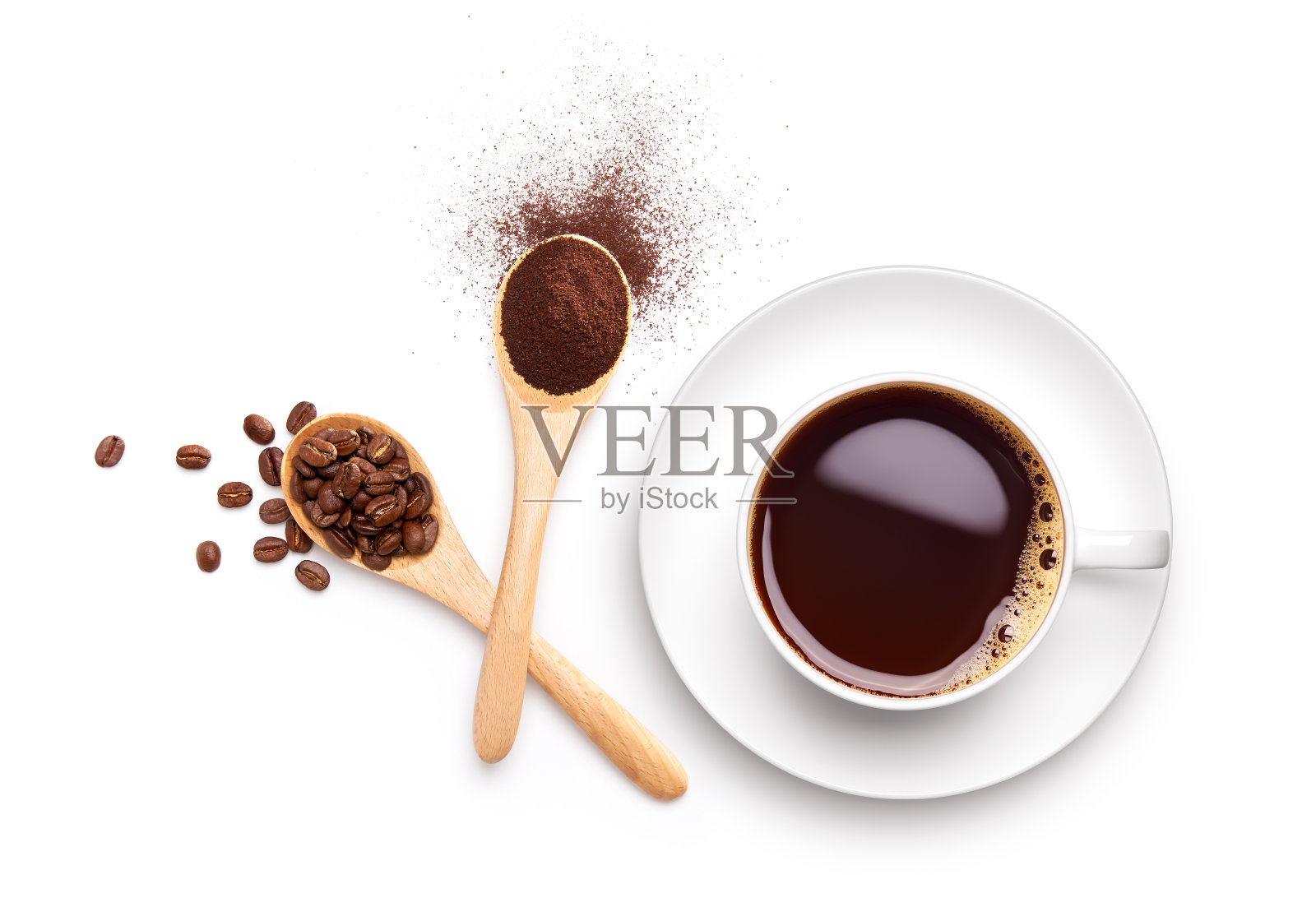 将咖啡豆和咖啡粉放在木勺上，再配上一杯黑咖啡照片摄影图片
