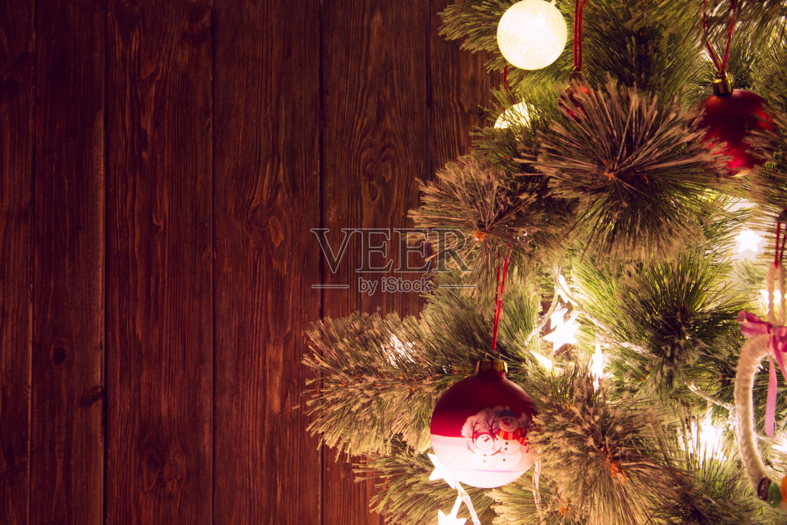 节日快乐!木制背景与文本复制空间附近的圣诞树。为圣诞节装饰的客厅照片摄影图片