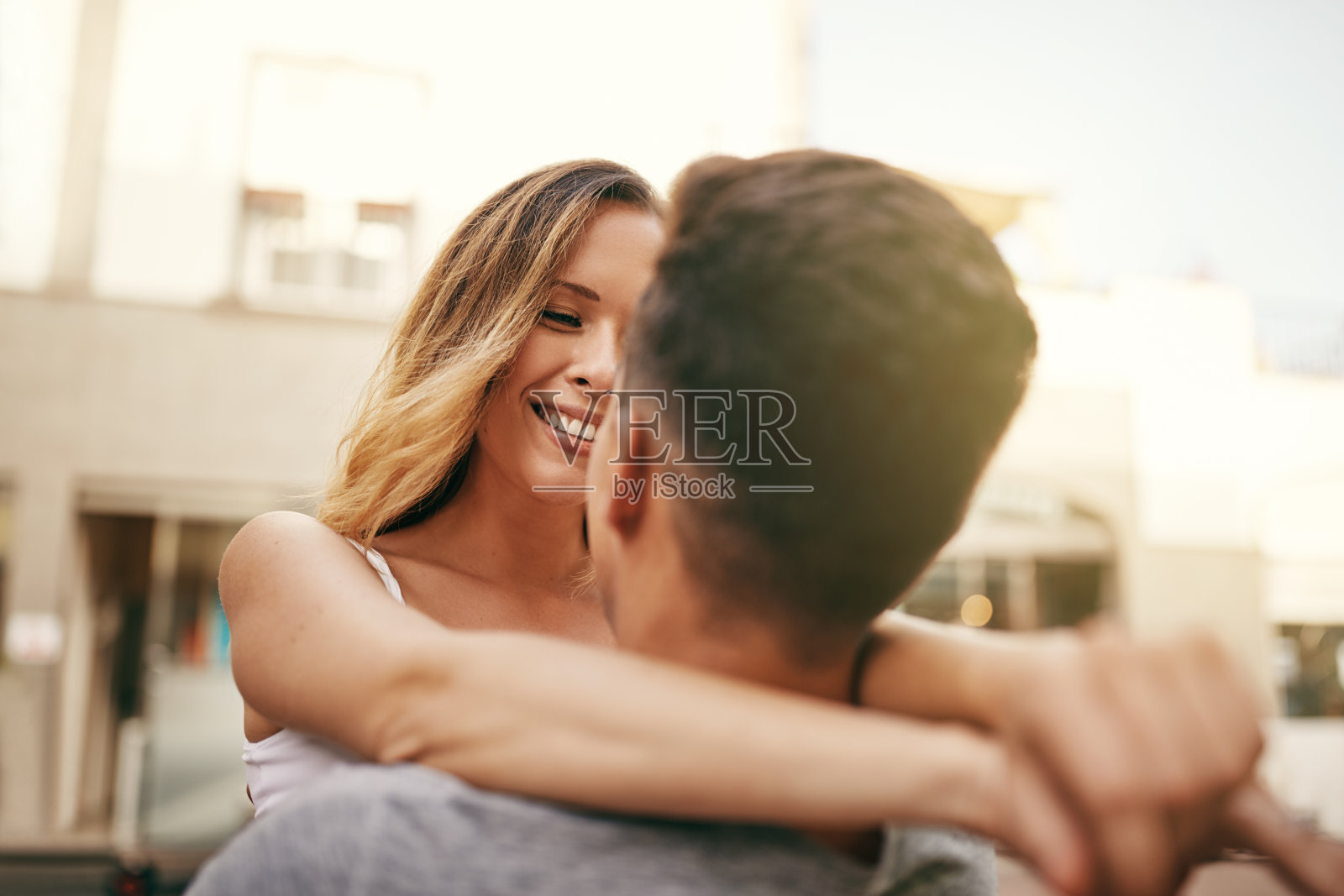 一对深情的年轻夫妇在城市的街道上互相拥抱照片摄影图片