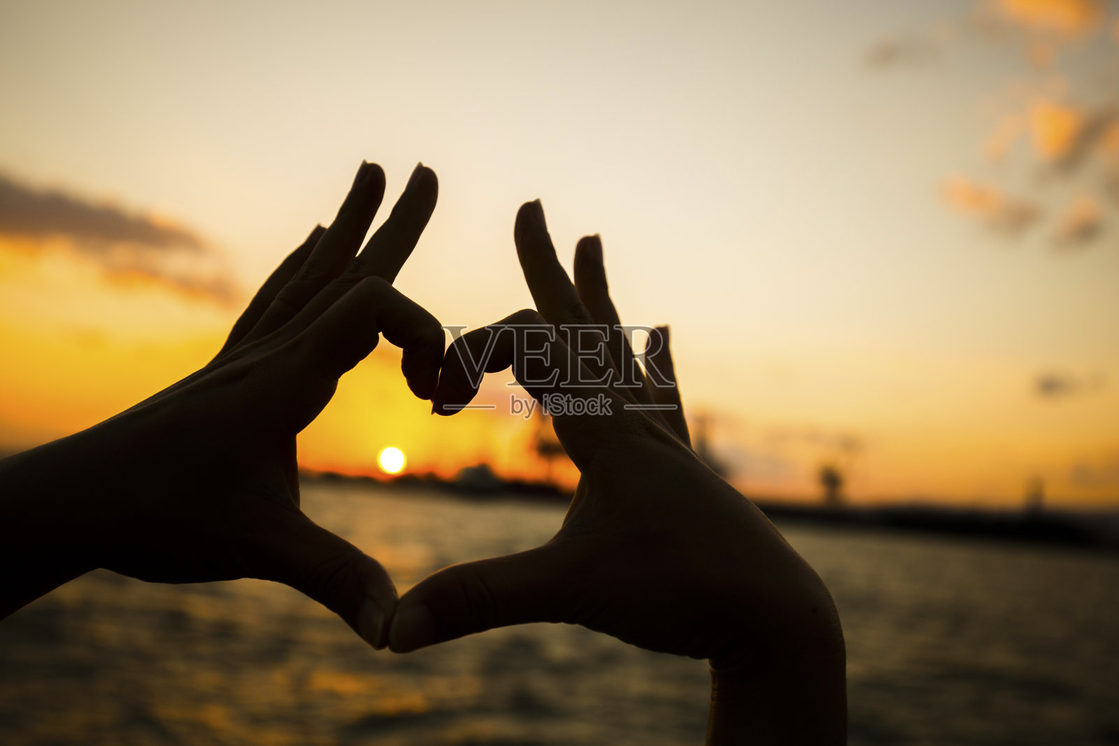 手，心和日落照片摄影图片
