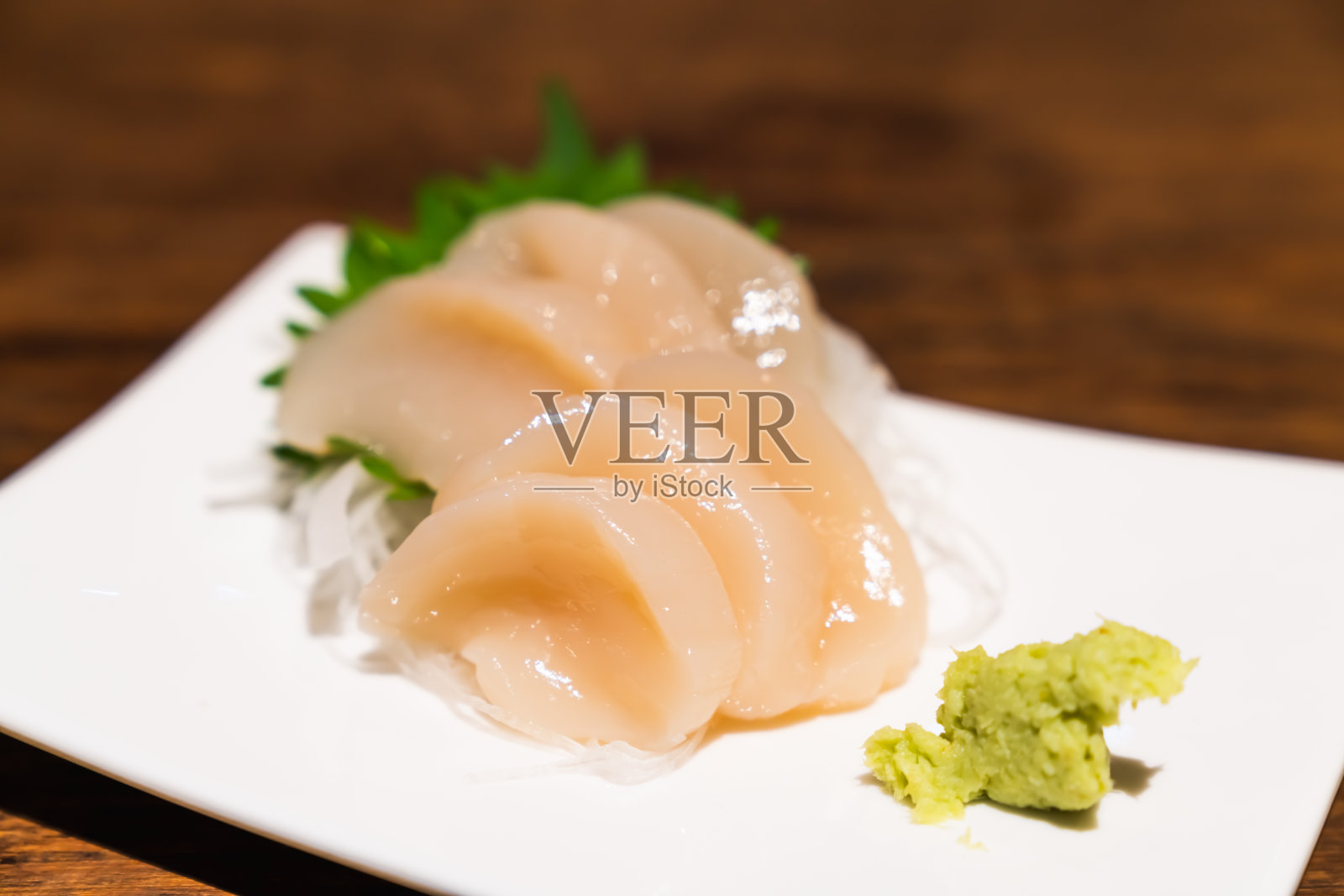生扇贝生鱼片或辣生鱼片配芥末，日本著名的美味生海鲜餐。亚洲食物，日本传统菜单，健康饮食，或居酒屋餐厅概念照片摄影图片
