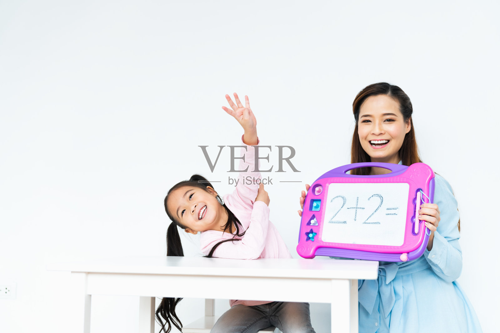 年轻可爱快乐的小女孩学习简单的数学方程，美丽的亚洲妈妈用玩具板教。聪明的孩子，儿童家庭教育，或儿童成长发展与乐趣的学习理念照片摄影图片