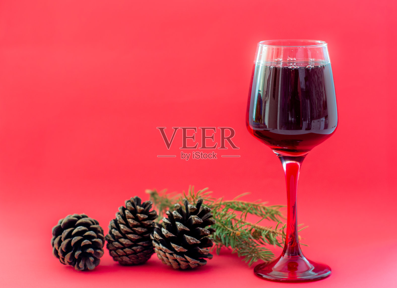 各种葡萄酒的选择，酒杯为圣诞节日派对照片摄影图片