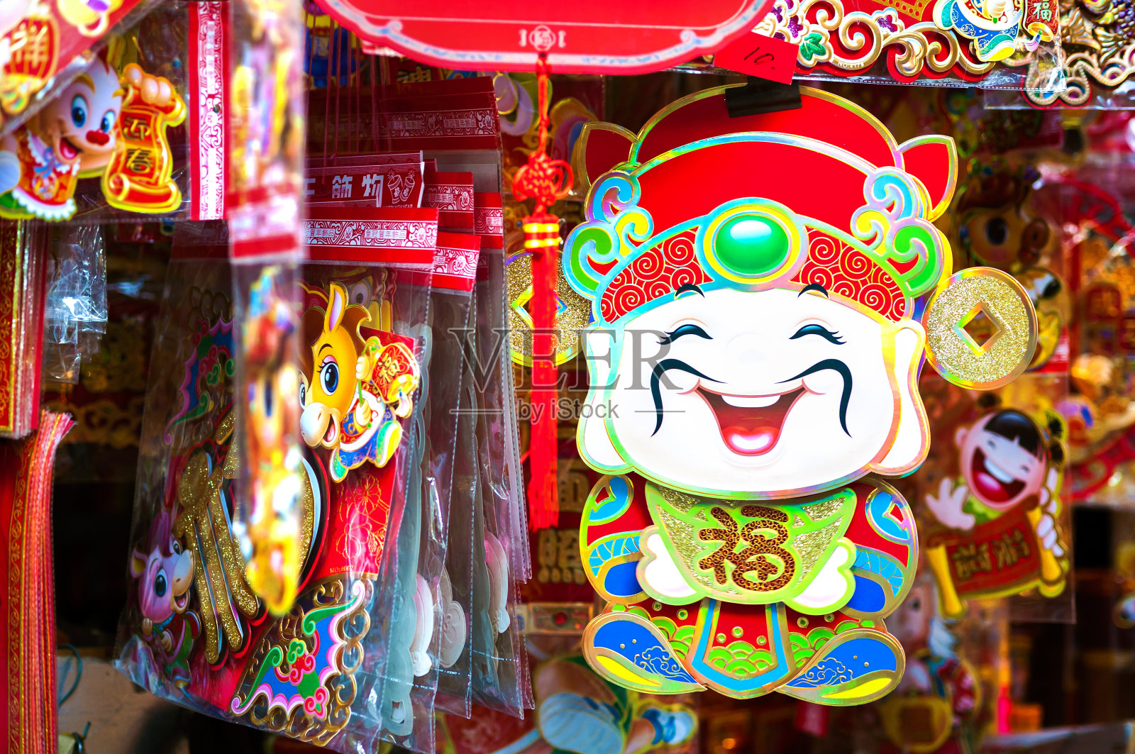 中国的财神蔡申，悬挂在香港的一个市场摊位上照片摄影图片