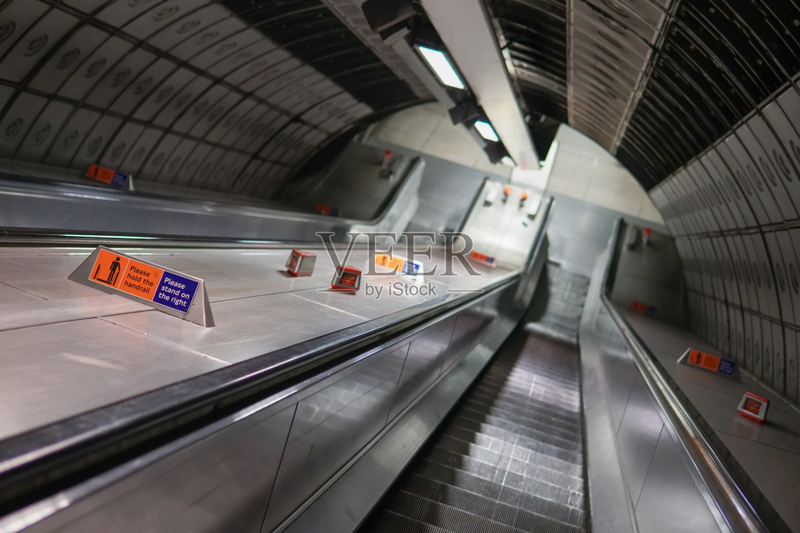 伦敦的地铁站有自动扶梯照片摄影图片