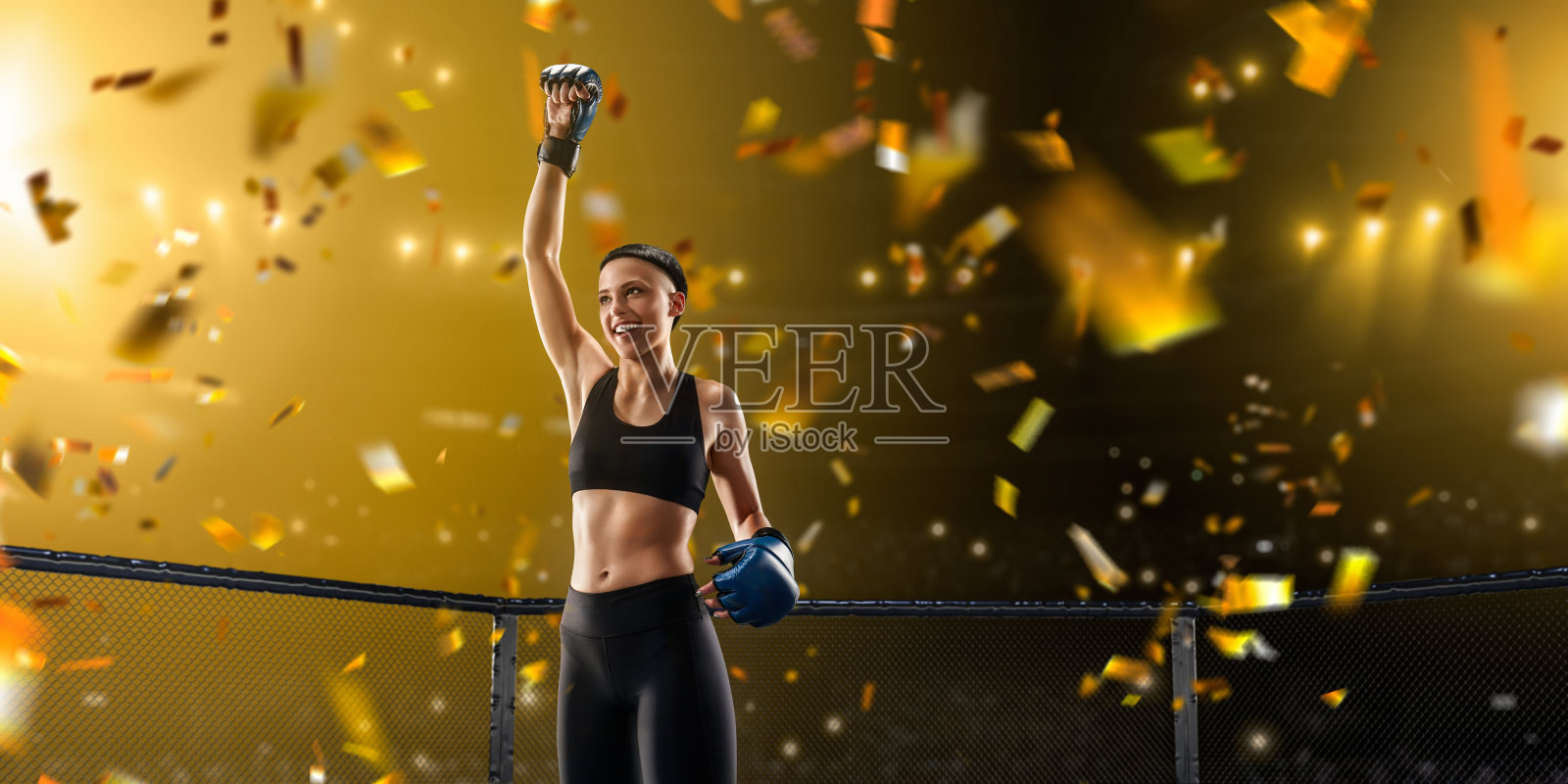 女子综合格斗选手在职业拳击台上为胜利而欢呼照片摄影图片