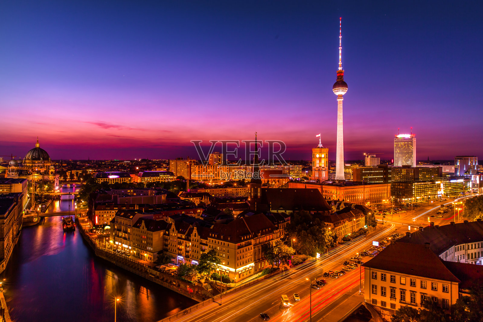 日落时柏林的鸟瞰图。彩色的天空照片摄影图片