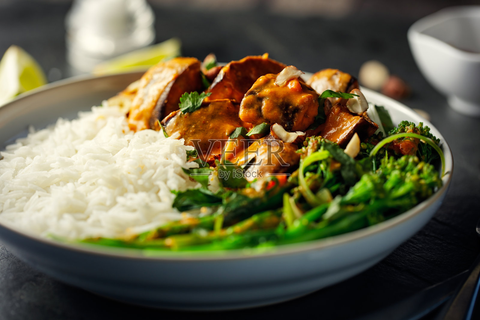 健康素食泰国红咖喱饭照片摄影图片