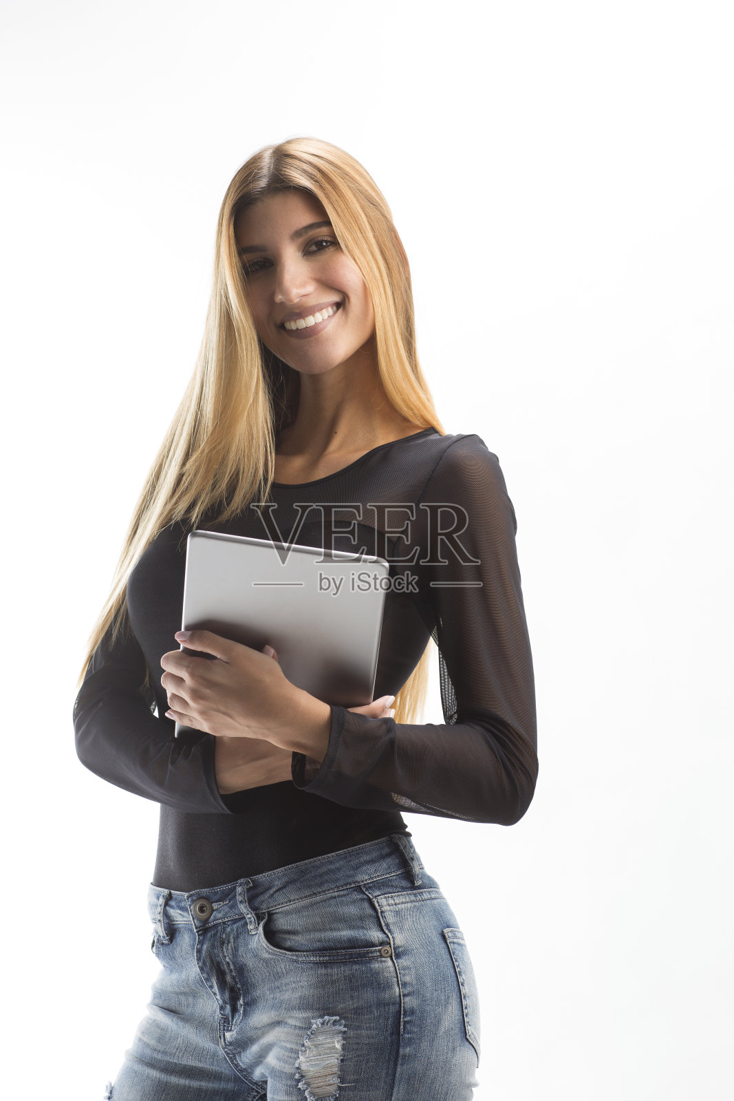 年轻女子用数码平板电脑照片摄影图片