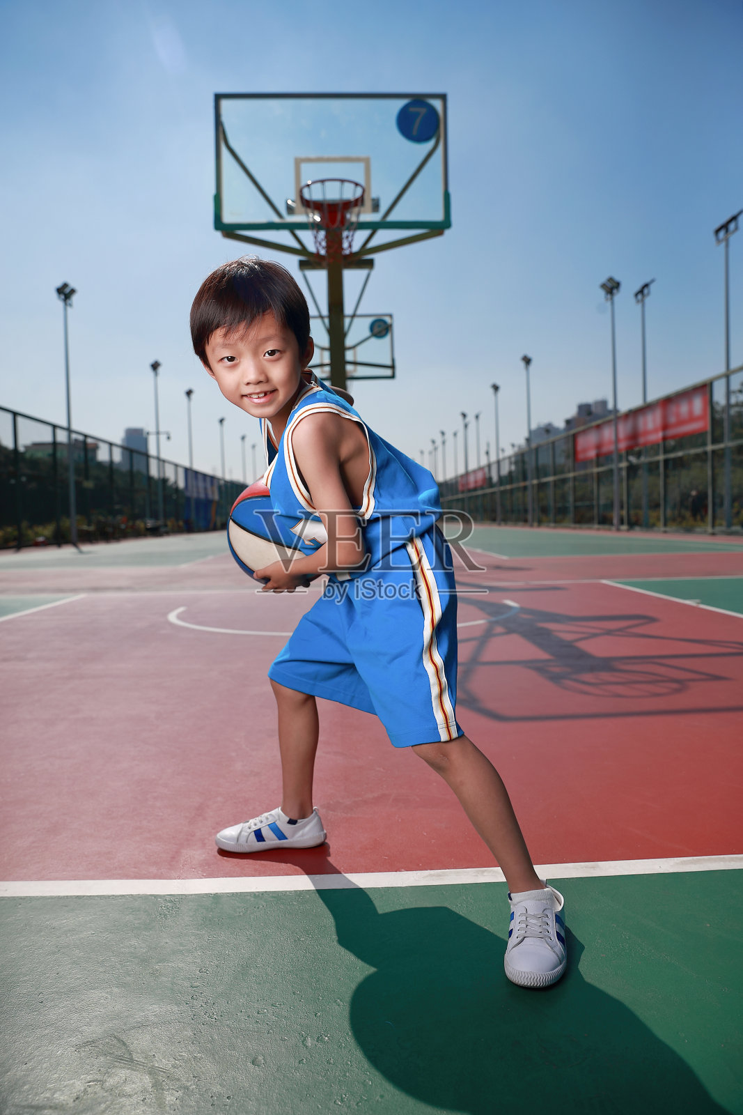 可爱的小男孩在打篮球照片摄影图片