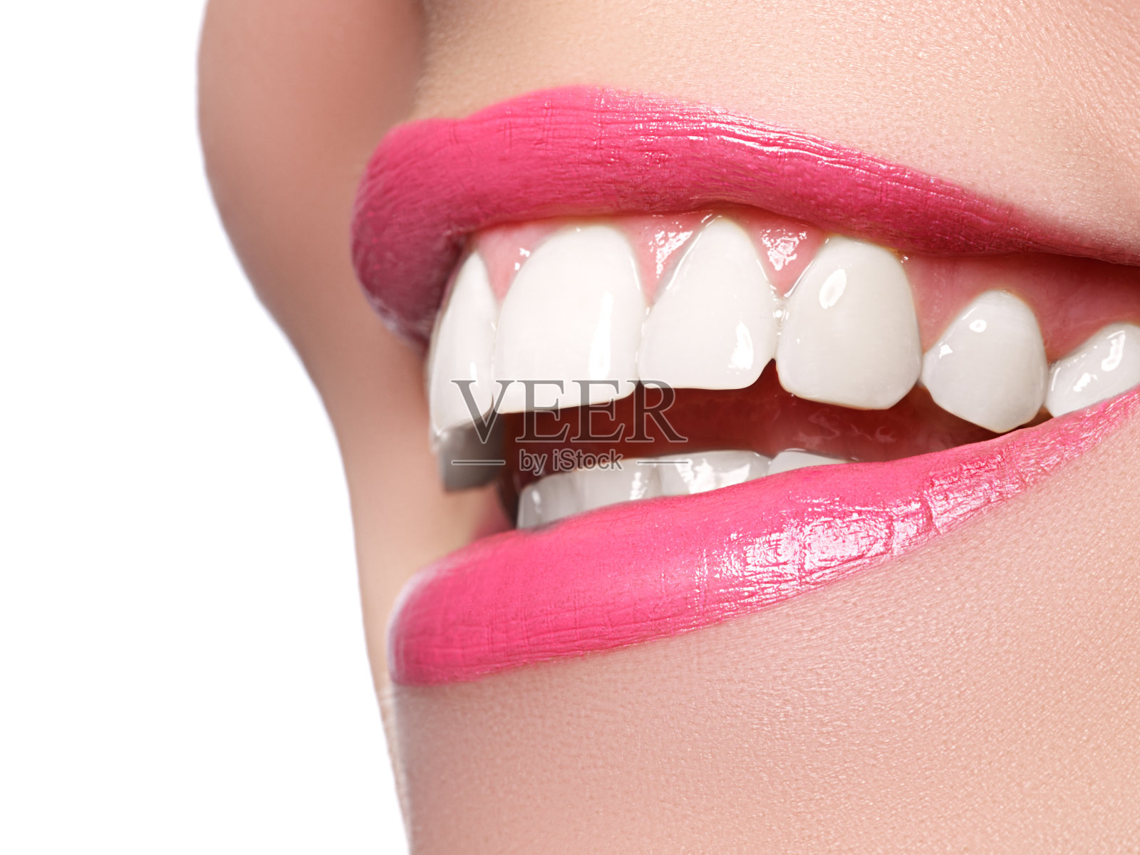 美容护理。女人脸的一部分。漂白前后完美的微笑。牙齿护理和美白牙齿照片摄影图片