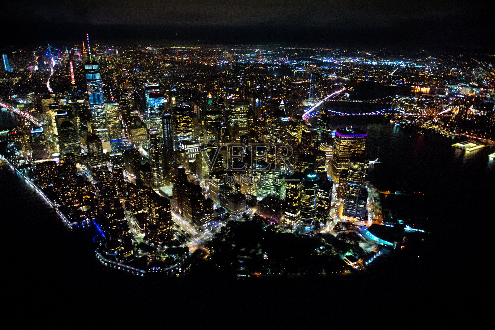 夜间从哈德逊河上空的直升机上俯瞰曼哈顿岛和世界贸易中心一号大楼照片摄影图片
