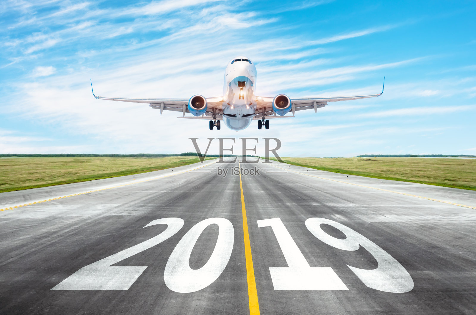 奕禾跑道2019年机场跑道表面纹理与起飞飞机。12、新的一年里，假期里的旅游理念。照片摄影图片