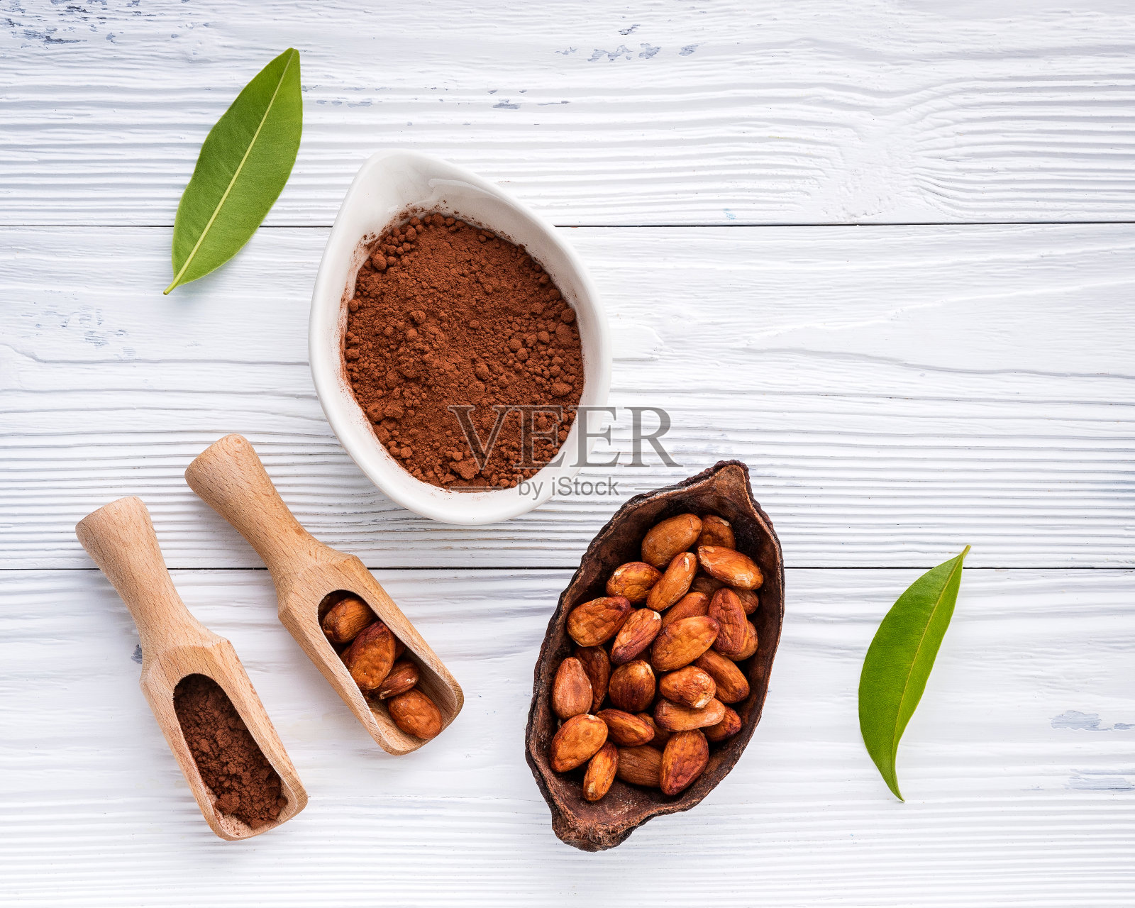 木质背景上的可可粉和可可豆。照片摄影图片
