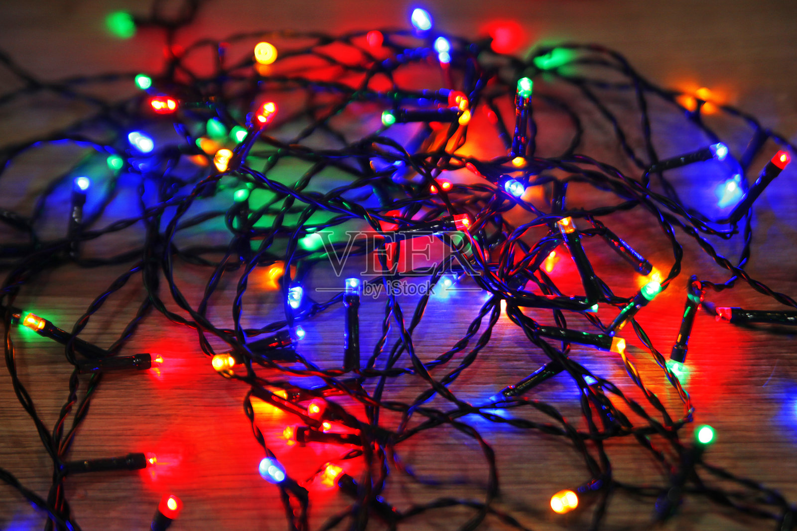 圣诞树上的彩色led灯照片摄影图片