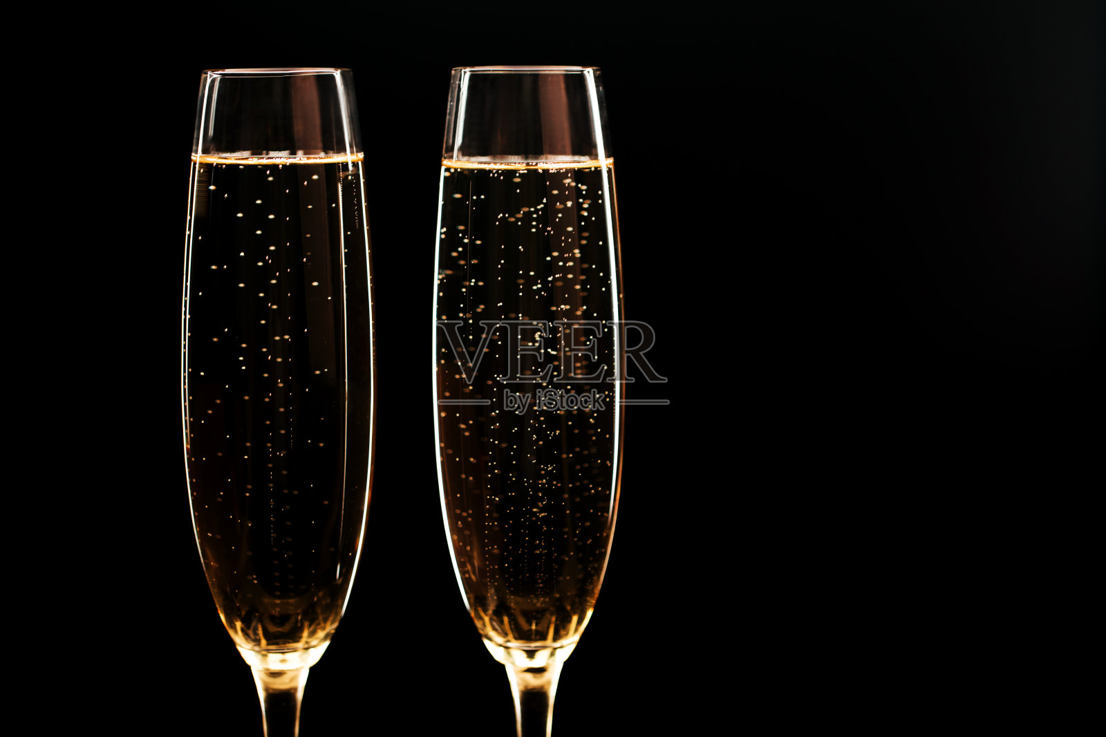 两杯香槟在黑色时尚的背景下。照片摄影图片