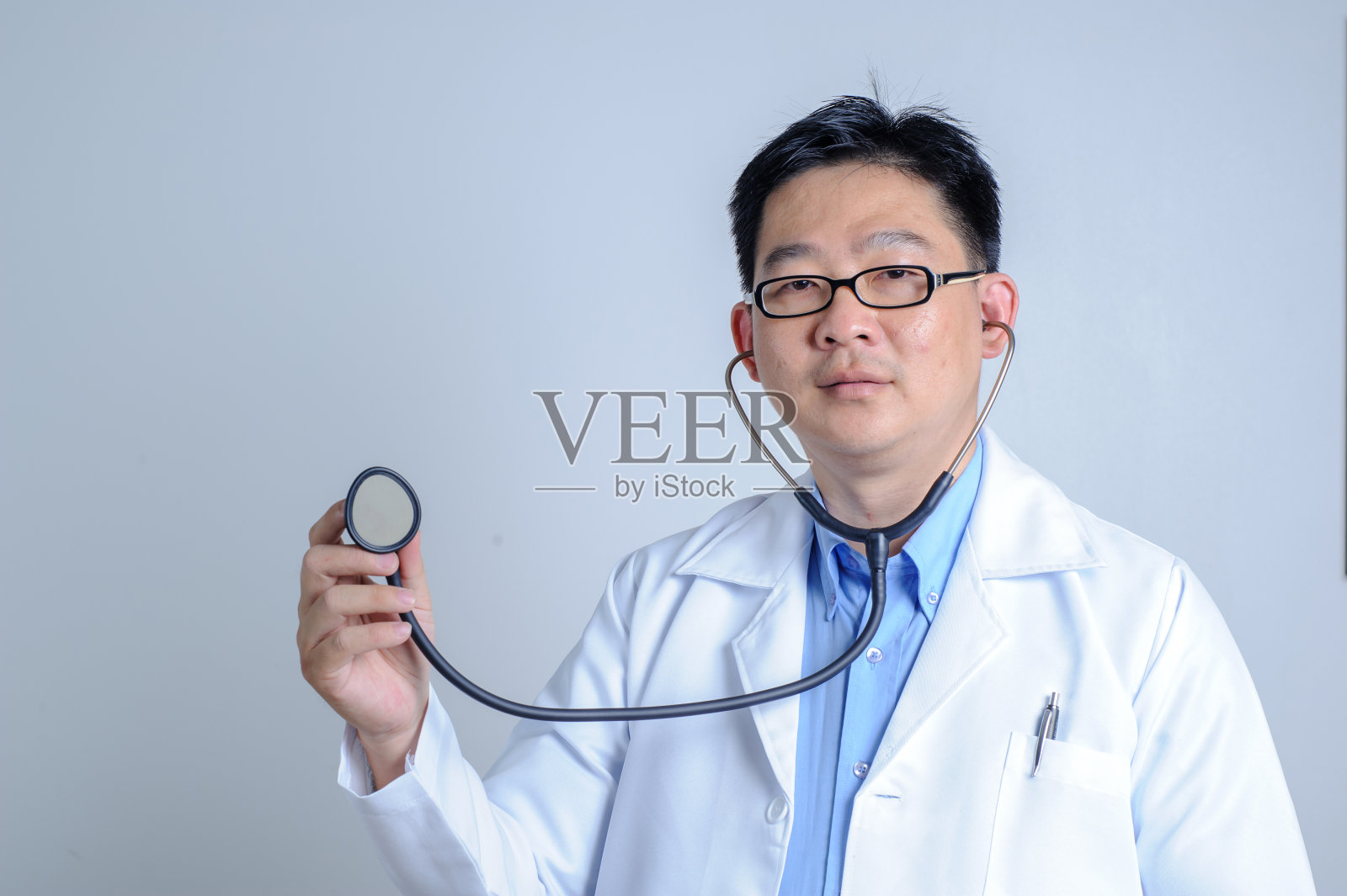 年轻的亚洲医生拿着听诊器照片摄影图片