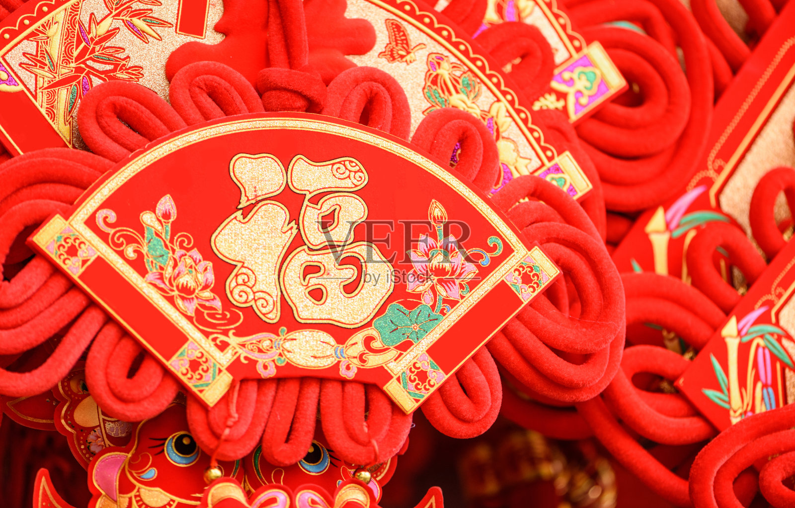 红色的中国结，上面有汉字，意味着“好运”或“祝福”。照片摄影图片