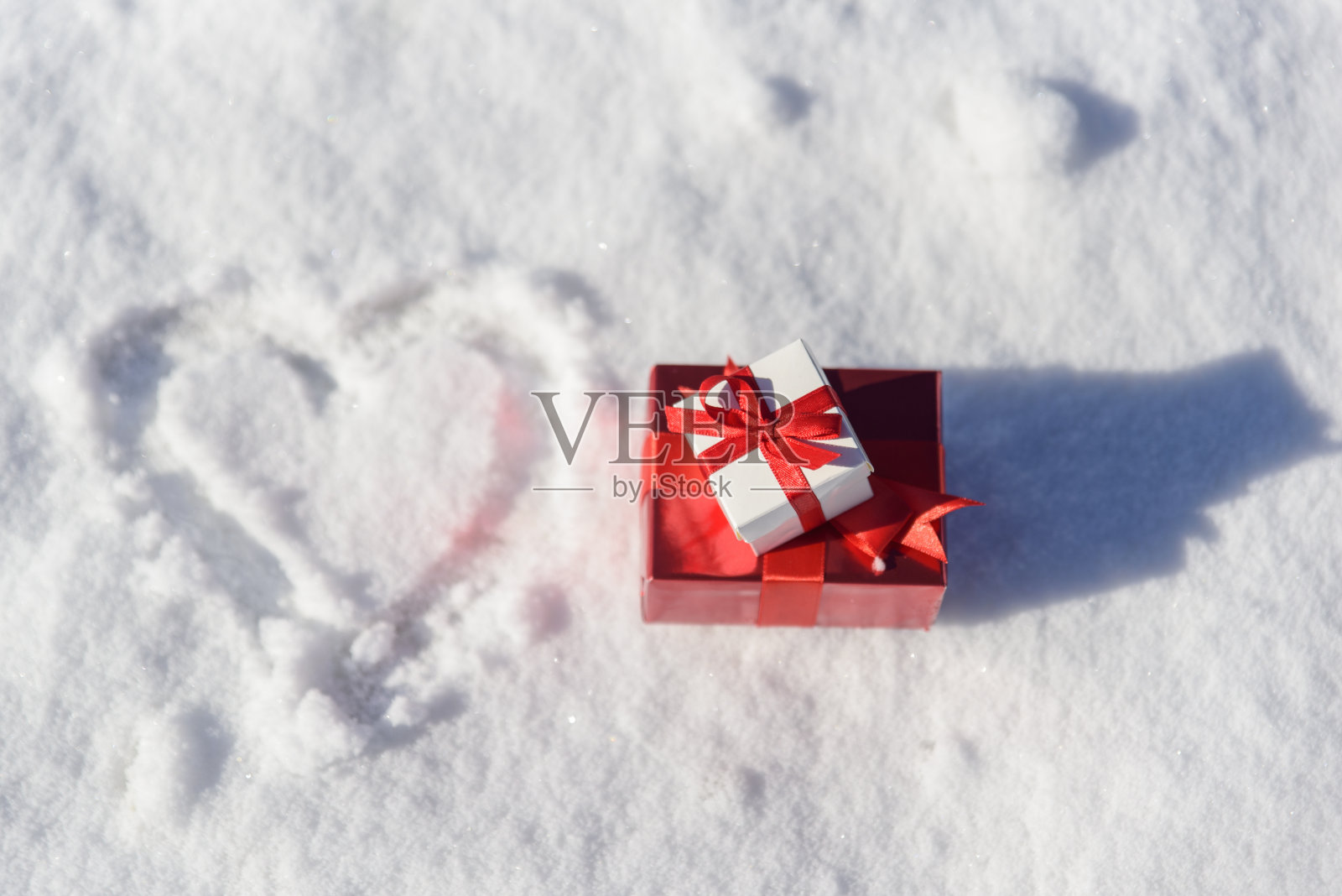 雪地上的礼盒照片摄影图片