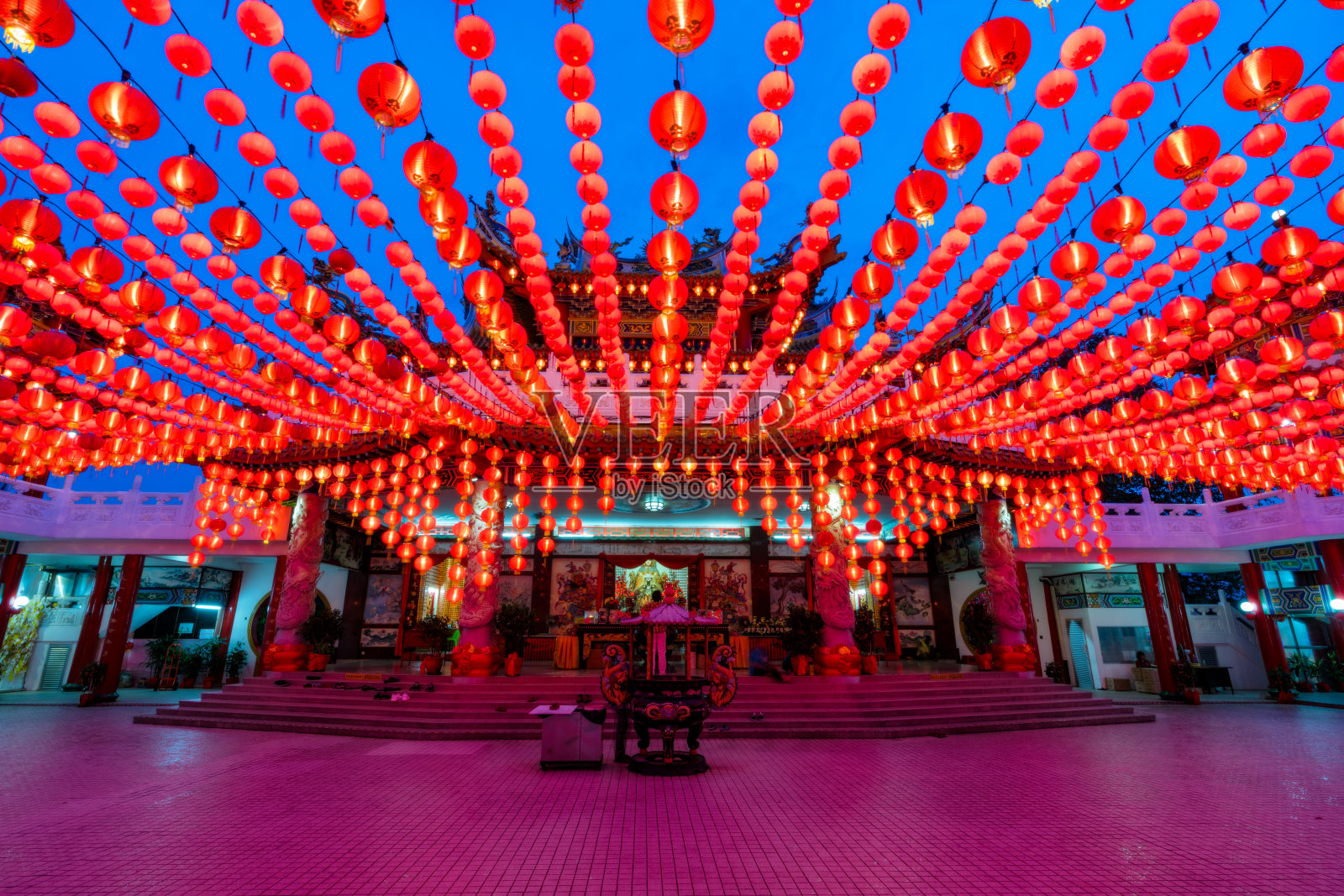 日落场景的红灯笼装饰在中国寺庙的名字是马来西亚吉隆坡的天后宫。这个地方在庆祝中国新年期间很出名。照片摄影图片