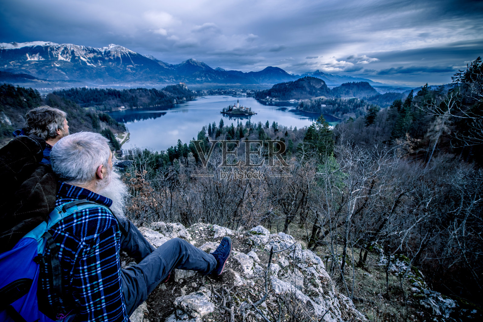 欧洲斯洛文尼亚的老人们欣赏流血湖的景色照片摄影图片