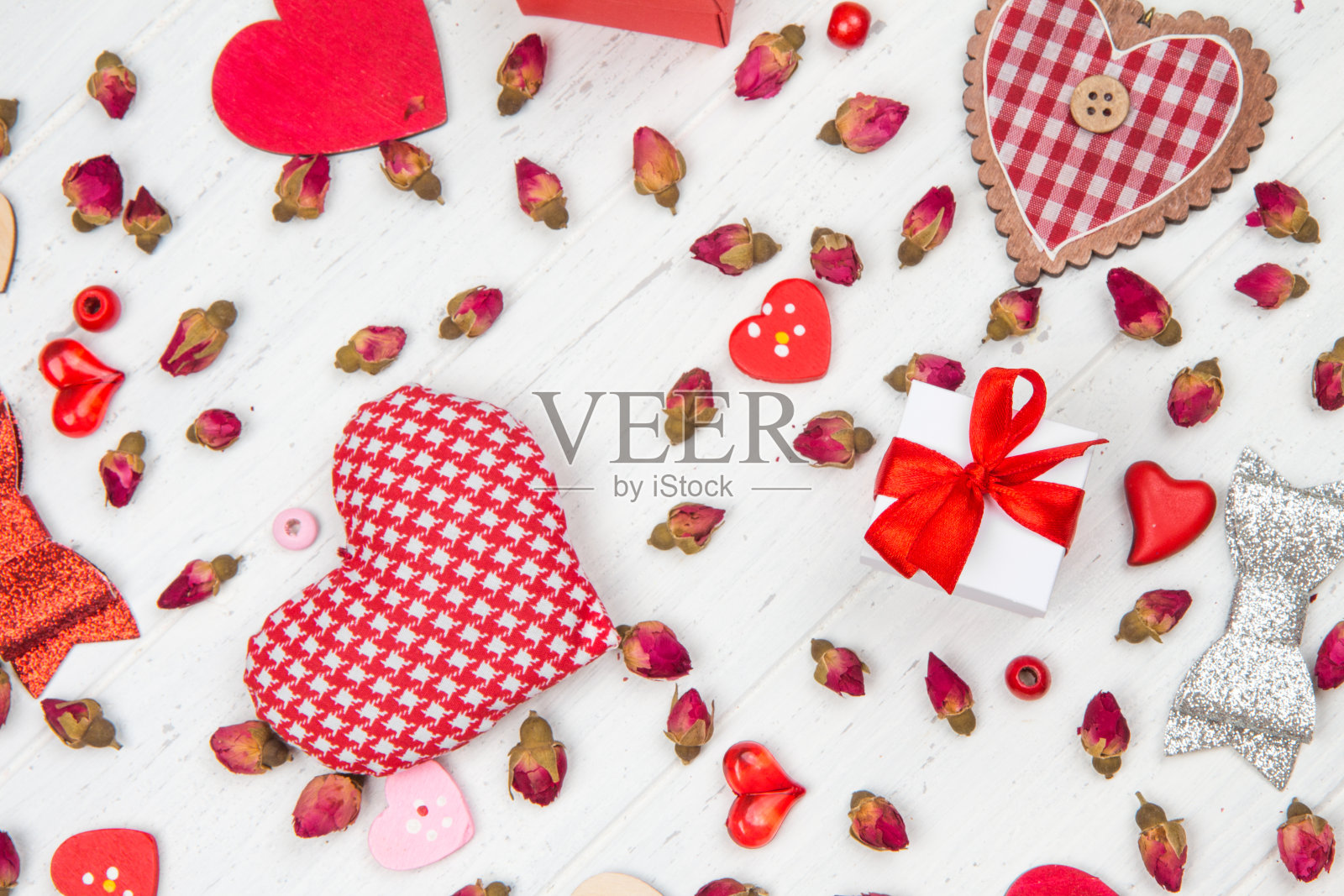 平的。心，花，玫瑰，装饰品和礼物在白色木制背景。情人节照片摄影图片