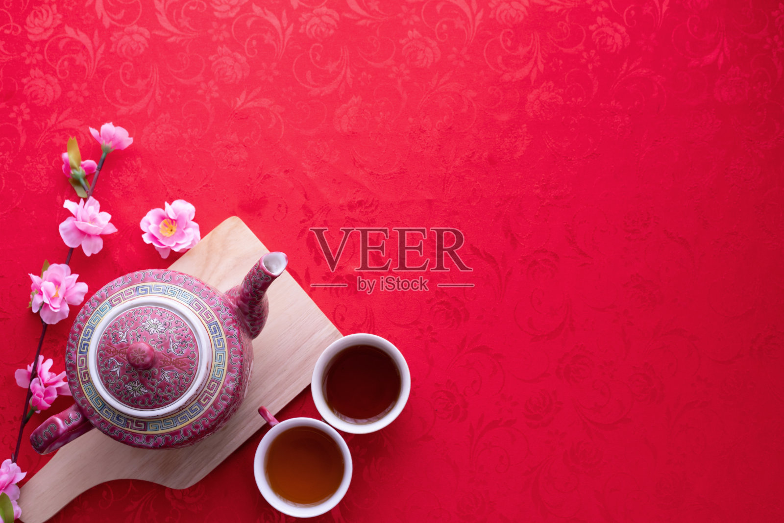 杯茶与复制空间的文字上的红色纹理背景，中国新年背景。照片摄影图片