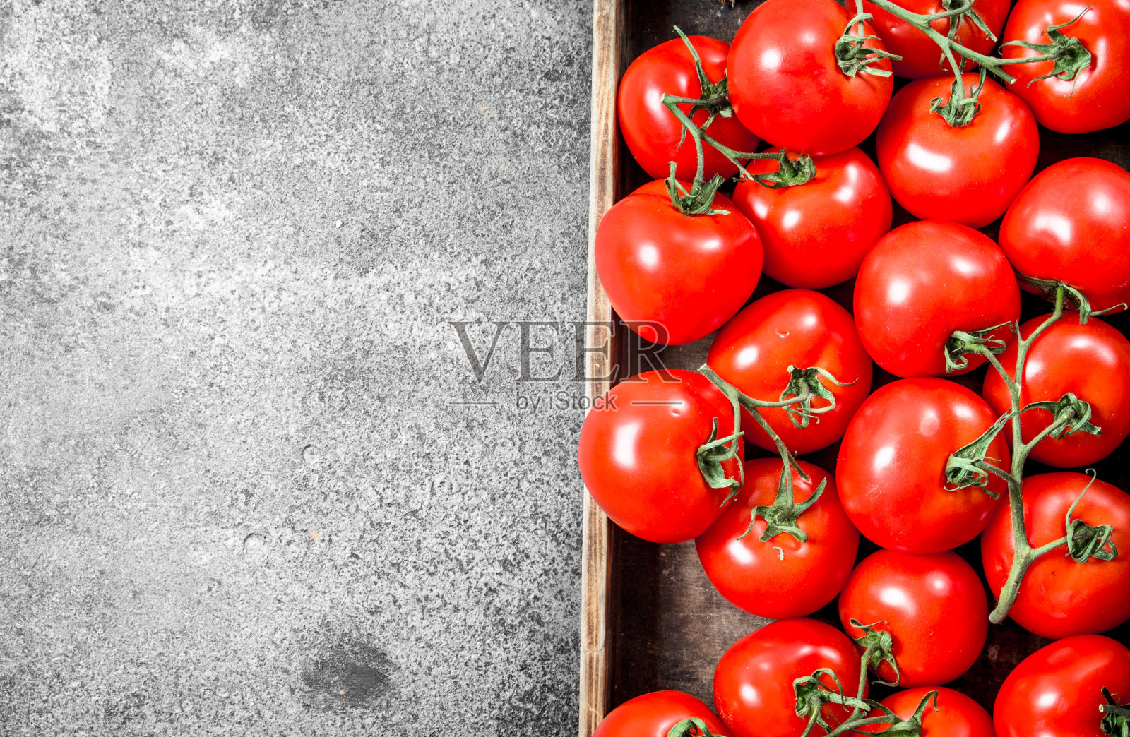 木盘上放着成熟的西红柿。照片摄影图片
