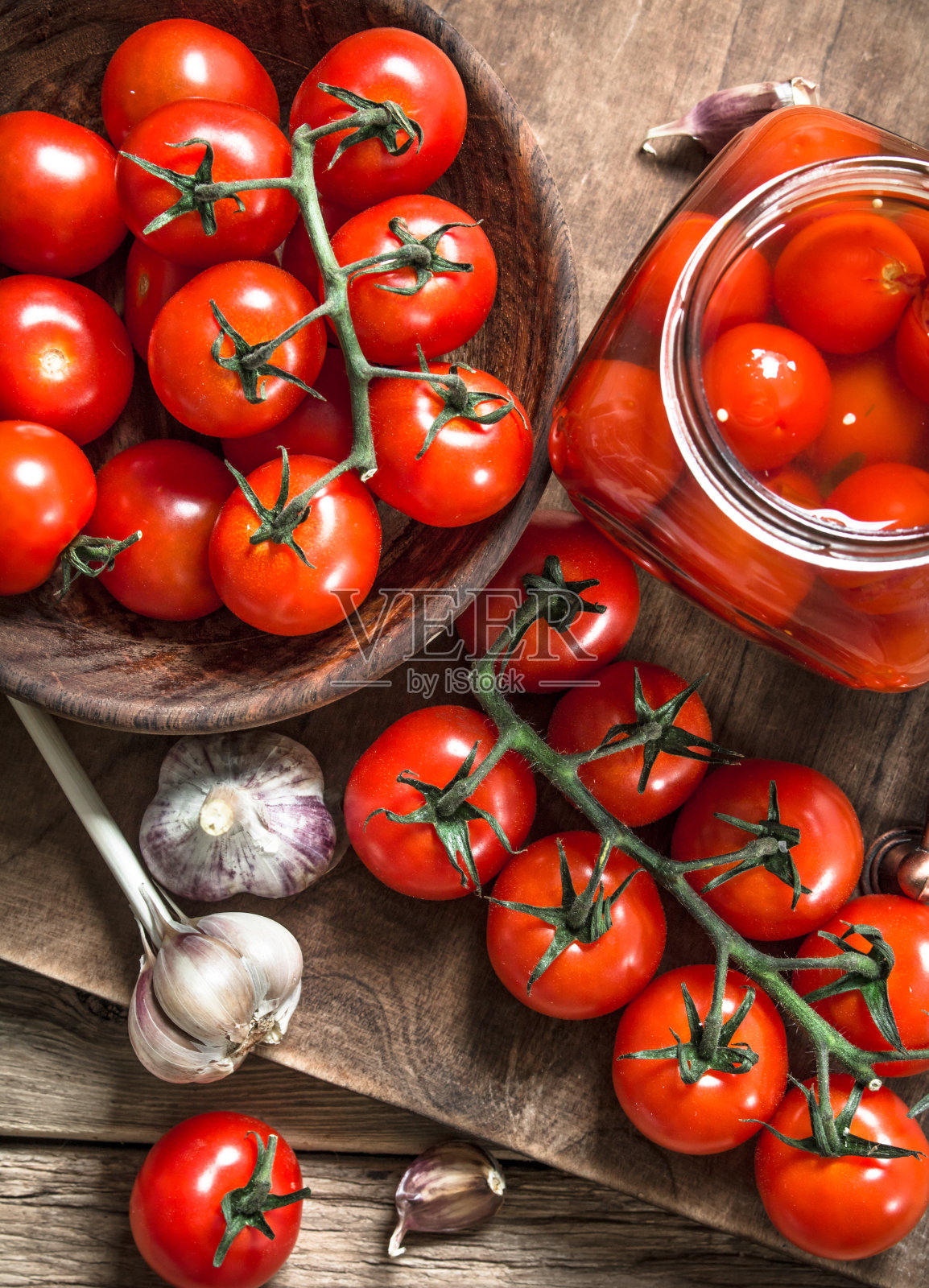 腌番茄配大蒜和香料。照片摄影图片