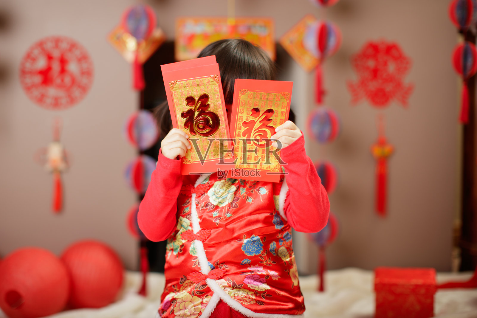 中国女婴传统着装上的“FU”意味着幸运的红包照片摄影图片