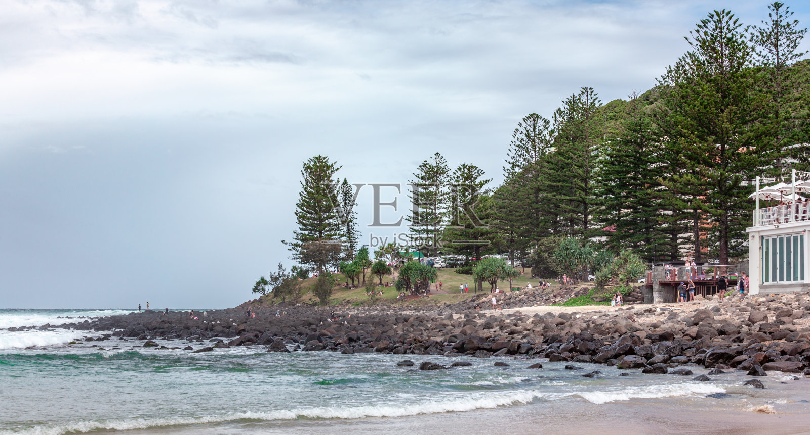人们在澳大利亚黄金海岸Burleigh Heads的海岸上放松照片摄影图片