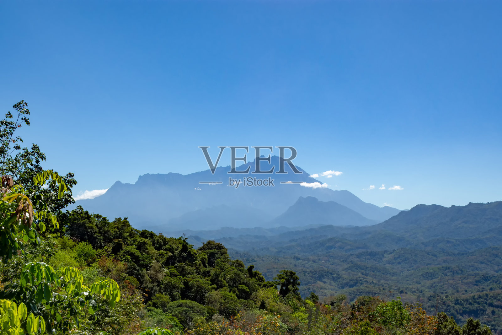 基纳巴卢山蓝天照片摄影图片