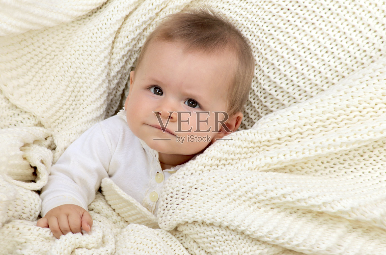 刚出生的男婴躺在吊床上照片摄影图片