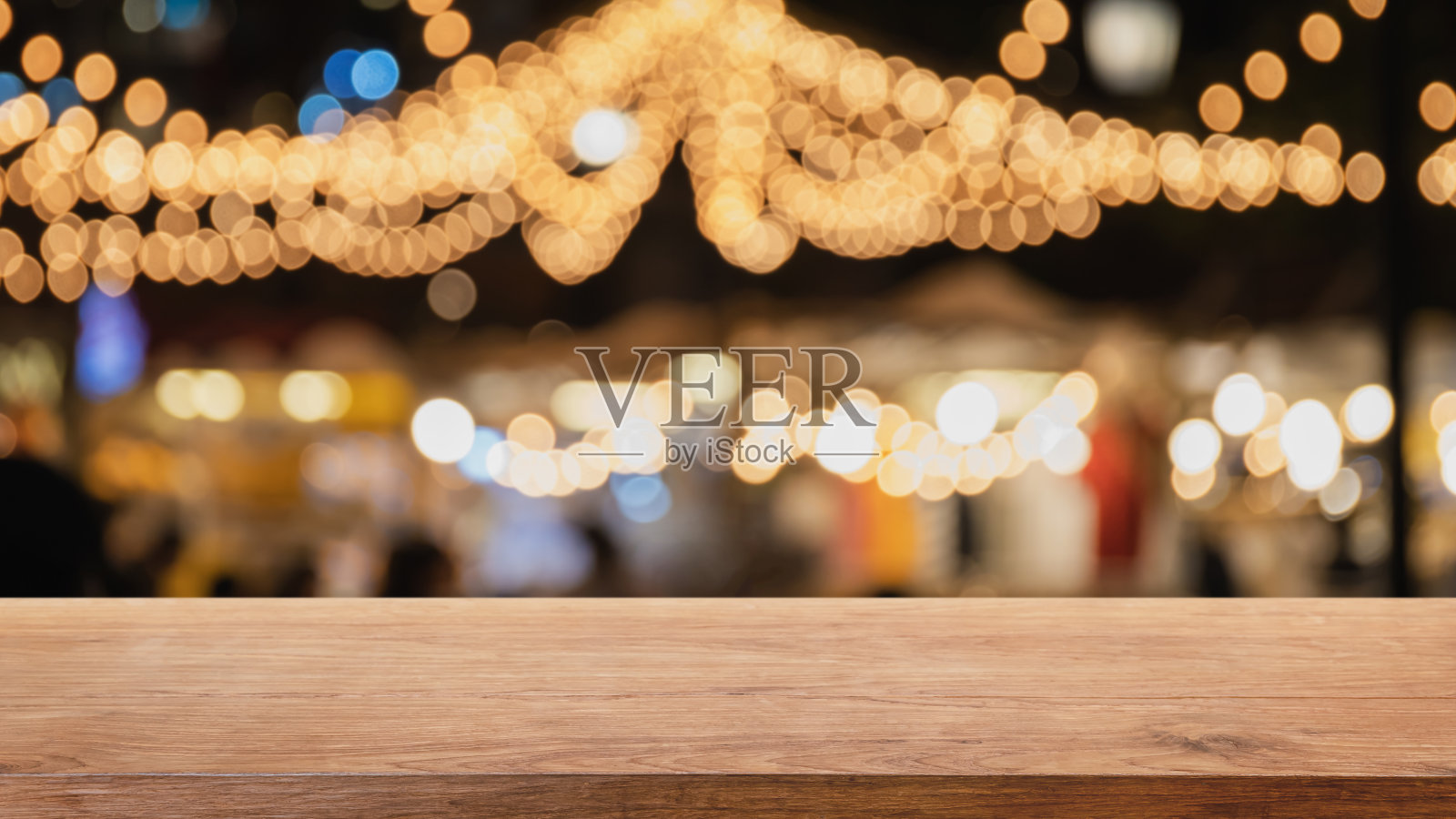 空的木头桌面上抽象模糊的餐厅和夜总会派对灯光背景-可以用来展示或蒙太奇您的产品照片摄影图片