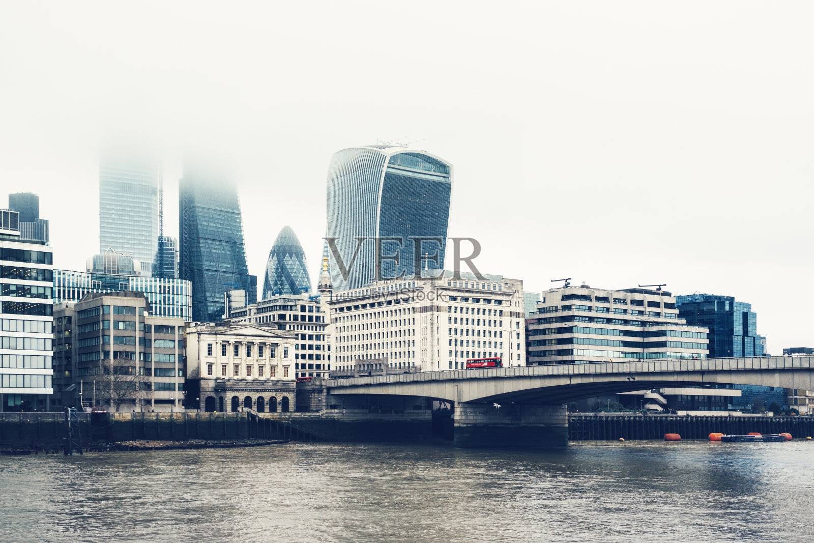从泰晤士河和伦敦桥看伦敦市中心。照片摄影图片