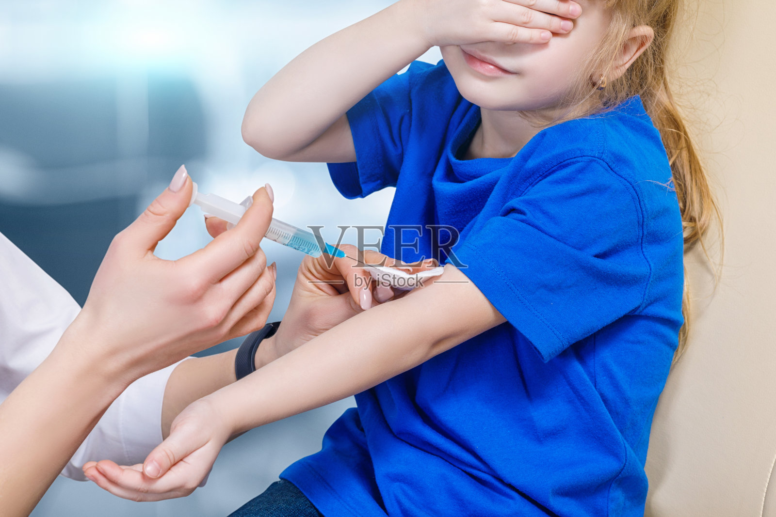 一个小孩正在接受预防接种。照片摄影图片