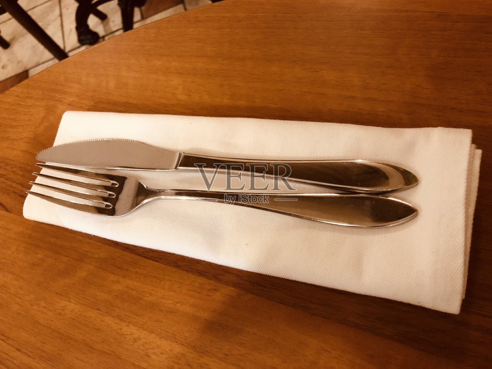 刀叉放在白色的餐巾上照片摄影图片
