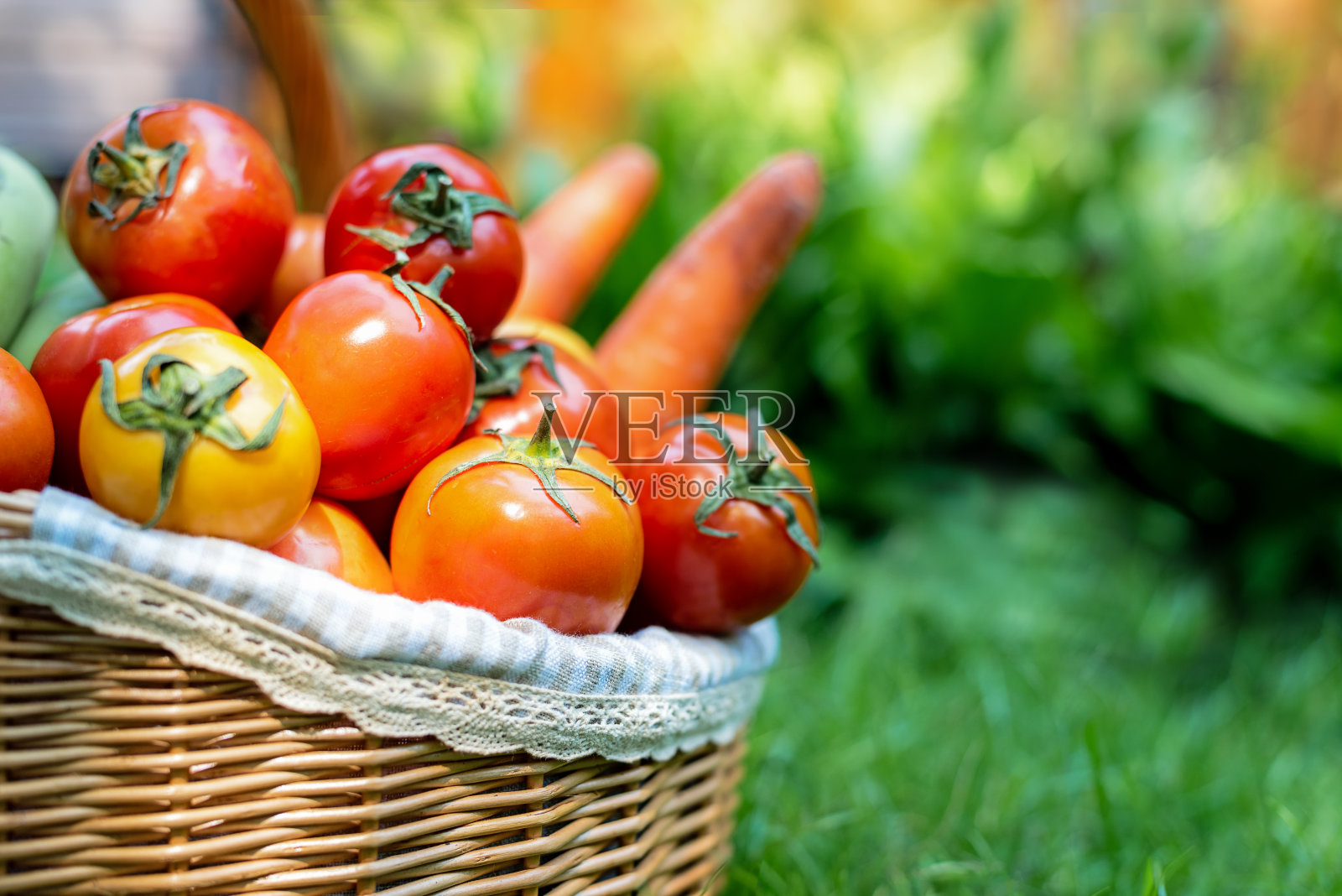 有机蔬菜在草篮里。新鲜的土豆、胡萝卜在葡萄园乡间的市场上出售照片摄影图片